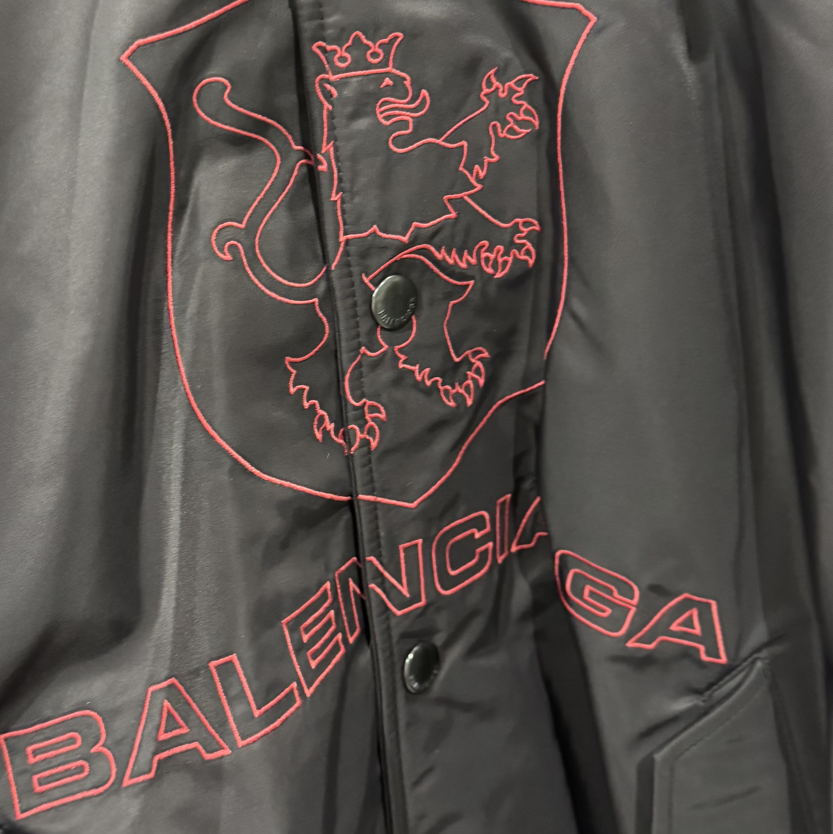 Farfromwhat Far Camo Cargo Pants White, Balenciaga Lion Club Varsity Jacket Black 착용 스타일 - 3