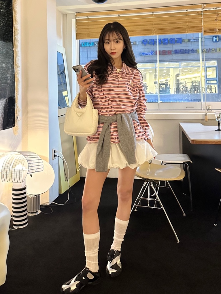 (W) Puma Mostro Power & Grace Puma Black Matte Silver, Prada Soft Padded Re-Nylon Mini Bag White 착용 스타일 - 3