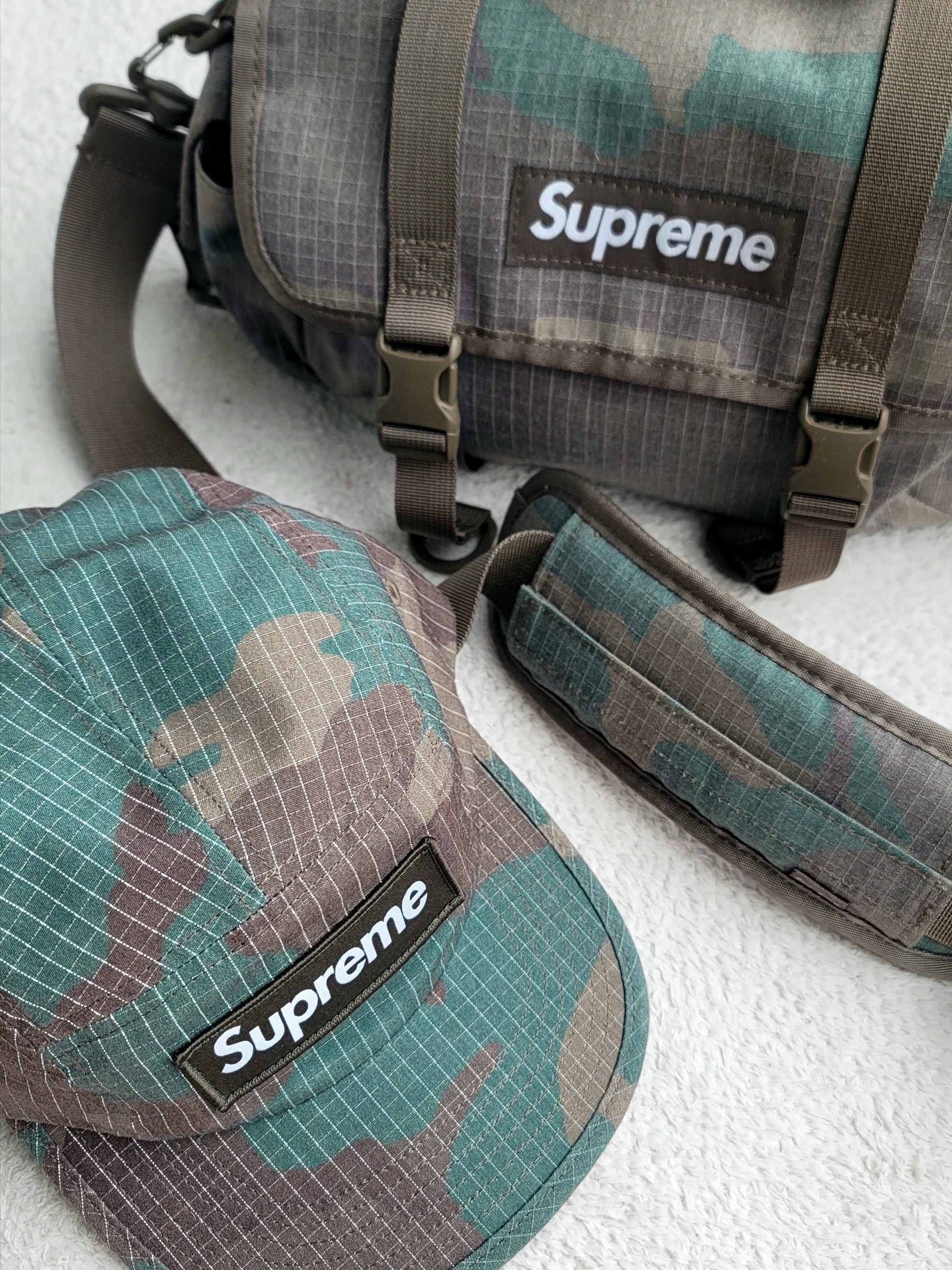 Supreme Mini Duffle Bag Woodland Camo - 24SS, Supreme Reflective Ripstop Camp Cap Woodland Camo - 24SS 착용 스타일 - 3