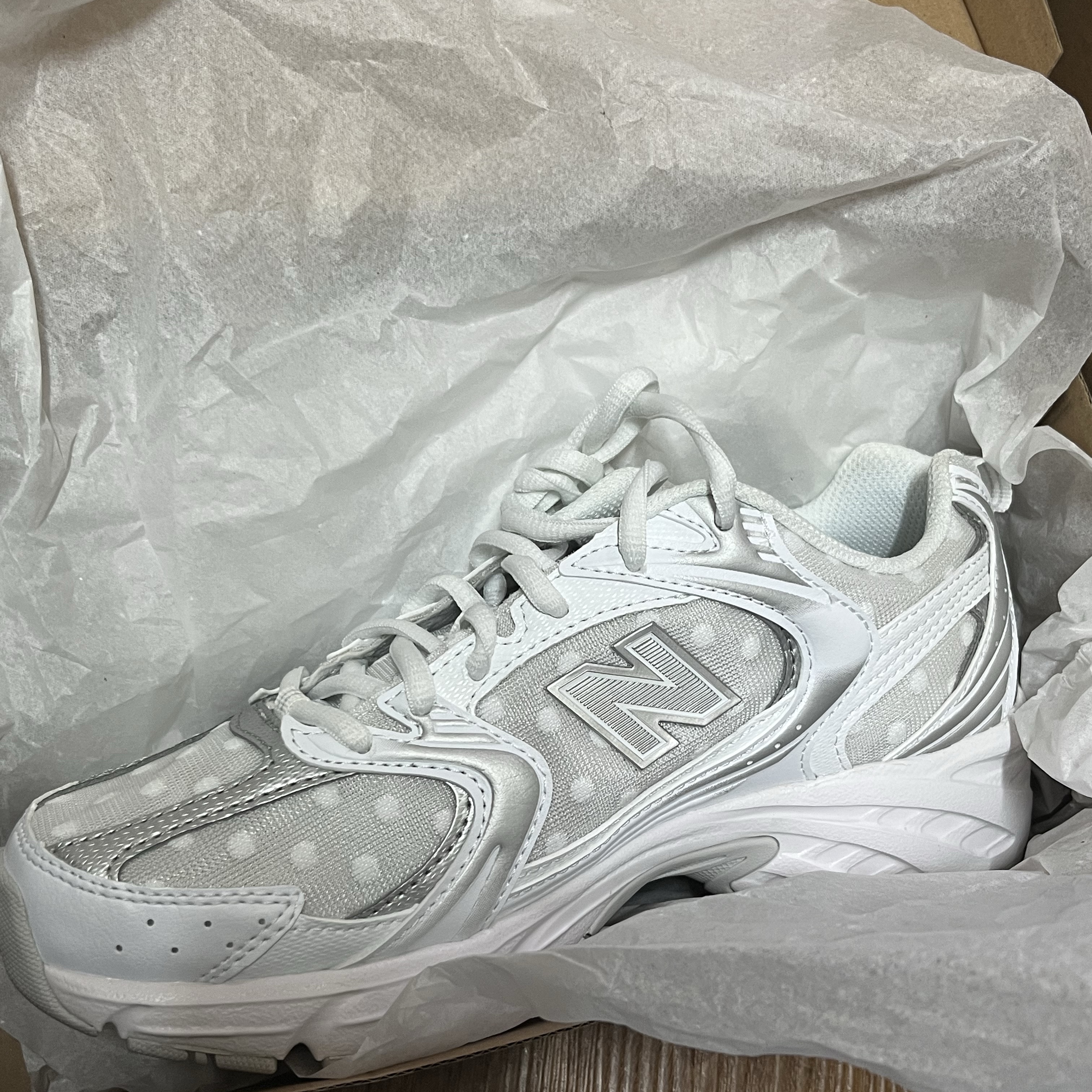 New Balance 530 White Silver Metallic 착용 스타일 - 1