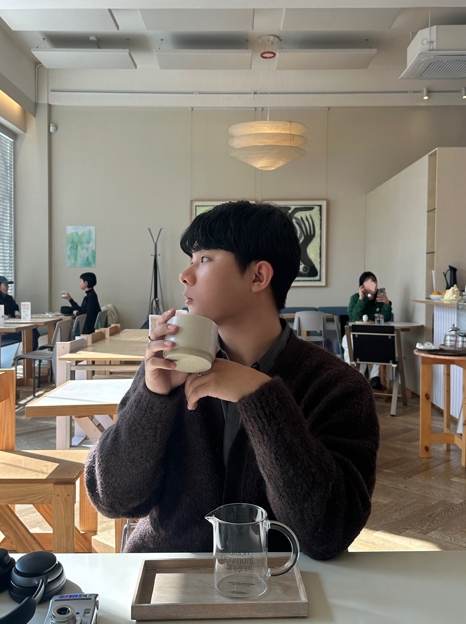 Amomento Grandpa Cardigan Brown - 24FW, BOSE QC Ultra Black (Korean Ver.) 착용 스타일 - 1