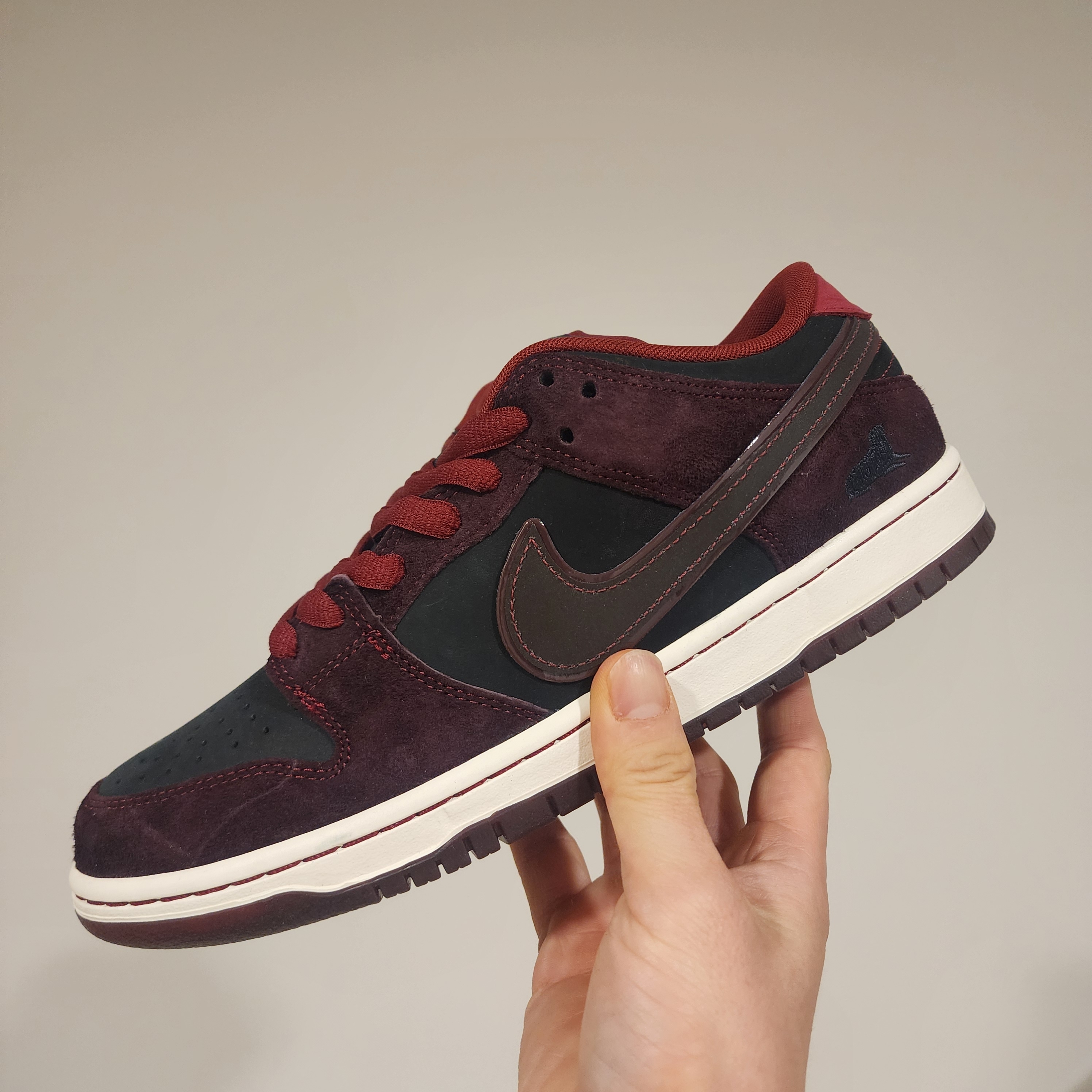 Nike x Riot Skateshop SB Dunk Low Pro Mahogany and Team Red 착용 스타일 - 1