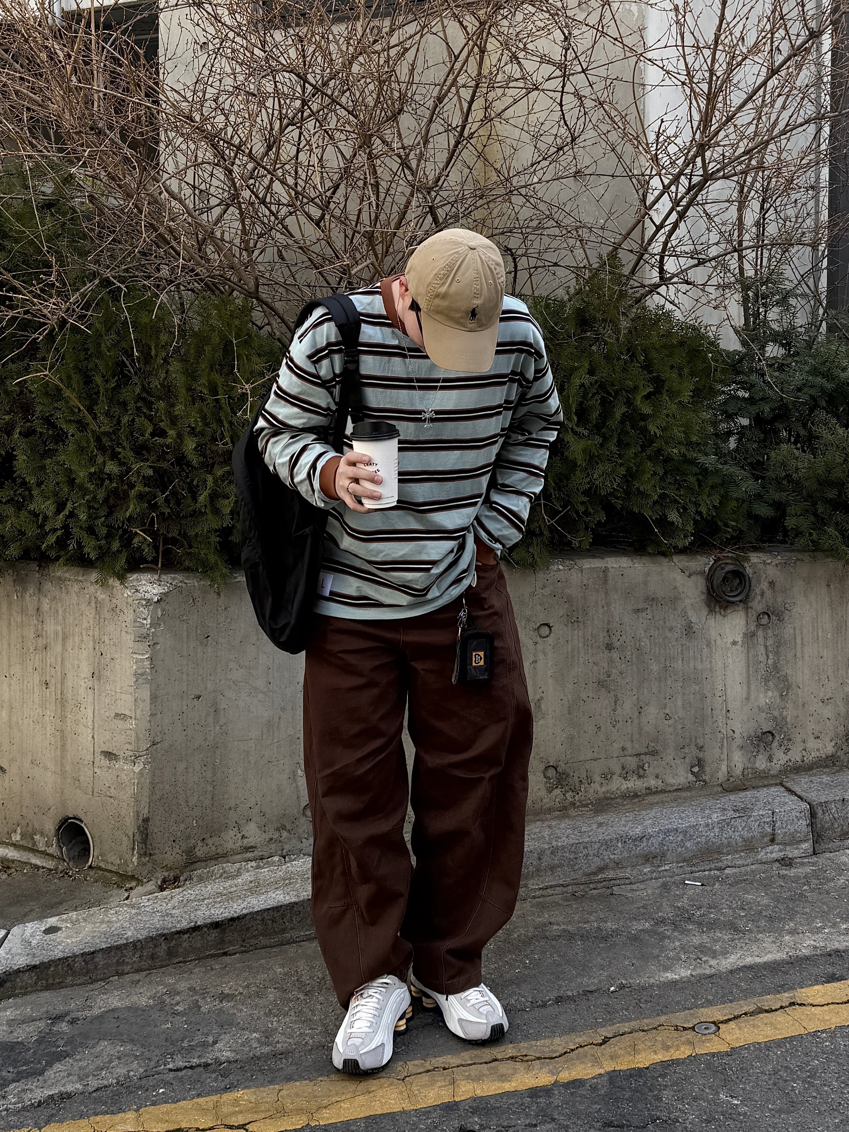 Nike Shox R4 PRM Light Iron Ore and Phantom, Human Made Military Card Case Black 착용 스타일 - 4