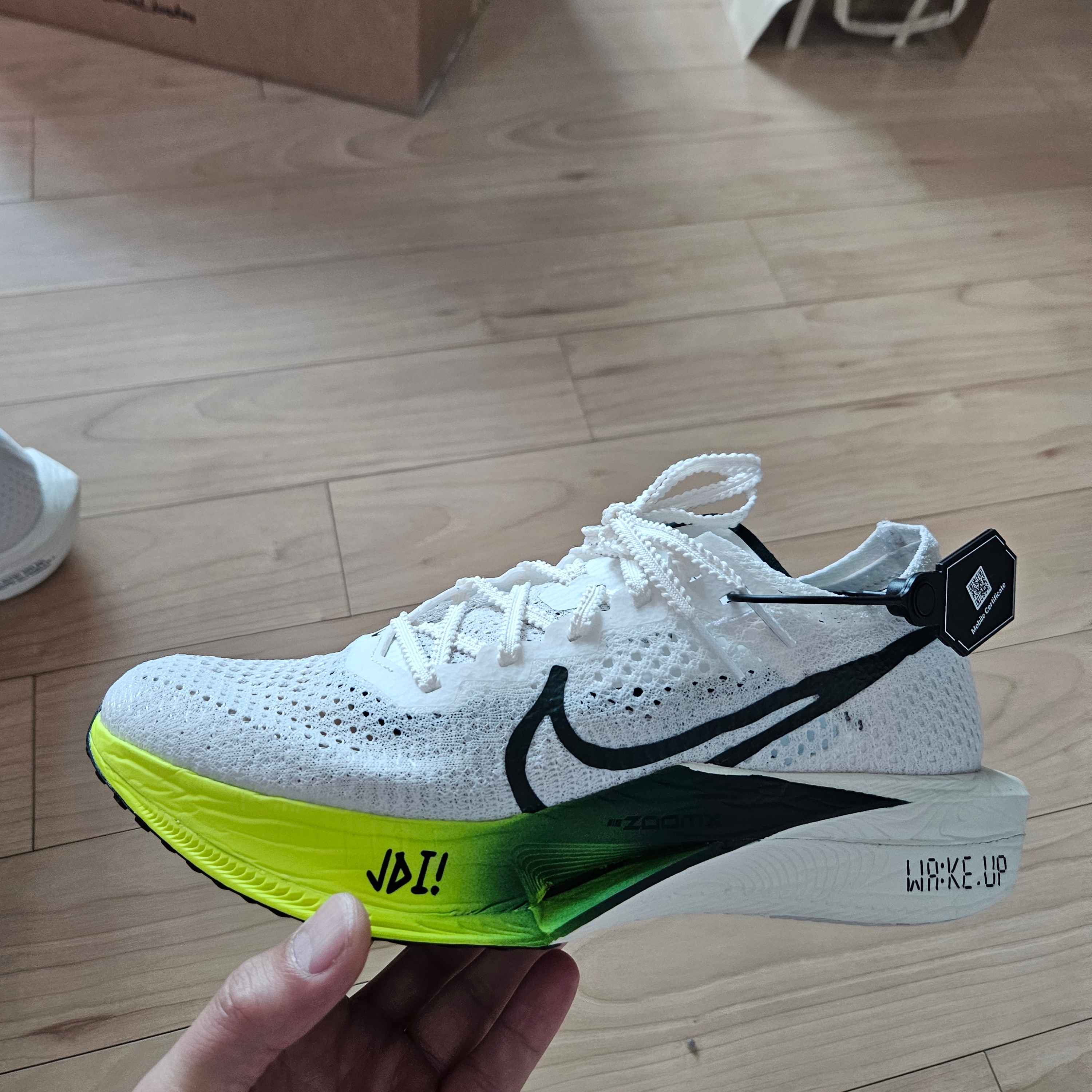 Nike ZoomX Vaporfly Next% 3 White Pro Green 착용 스타일 - 2