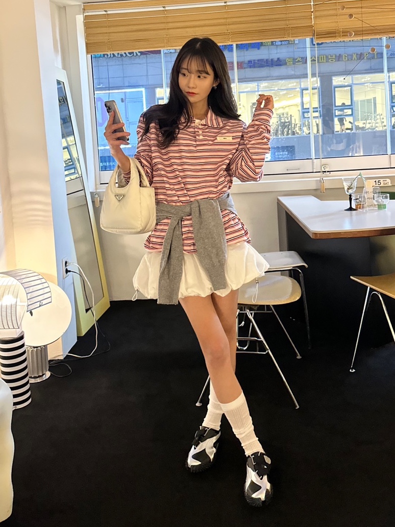 (W) Puma Mostro Power & Grace Puma Black Matte Silver, Prada Soft Padded Re-Nylon Mini Bag White 착용 스타일 - 1