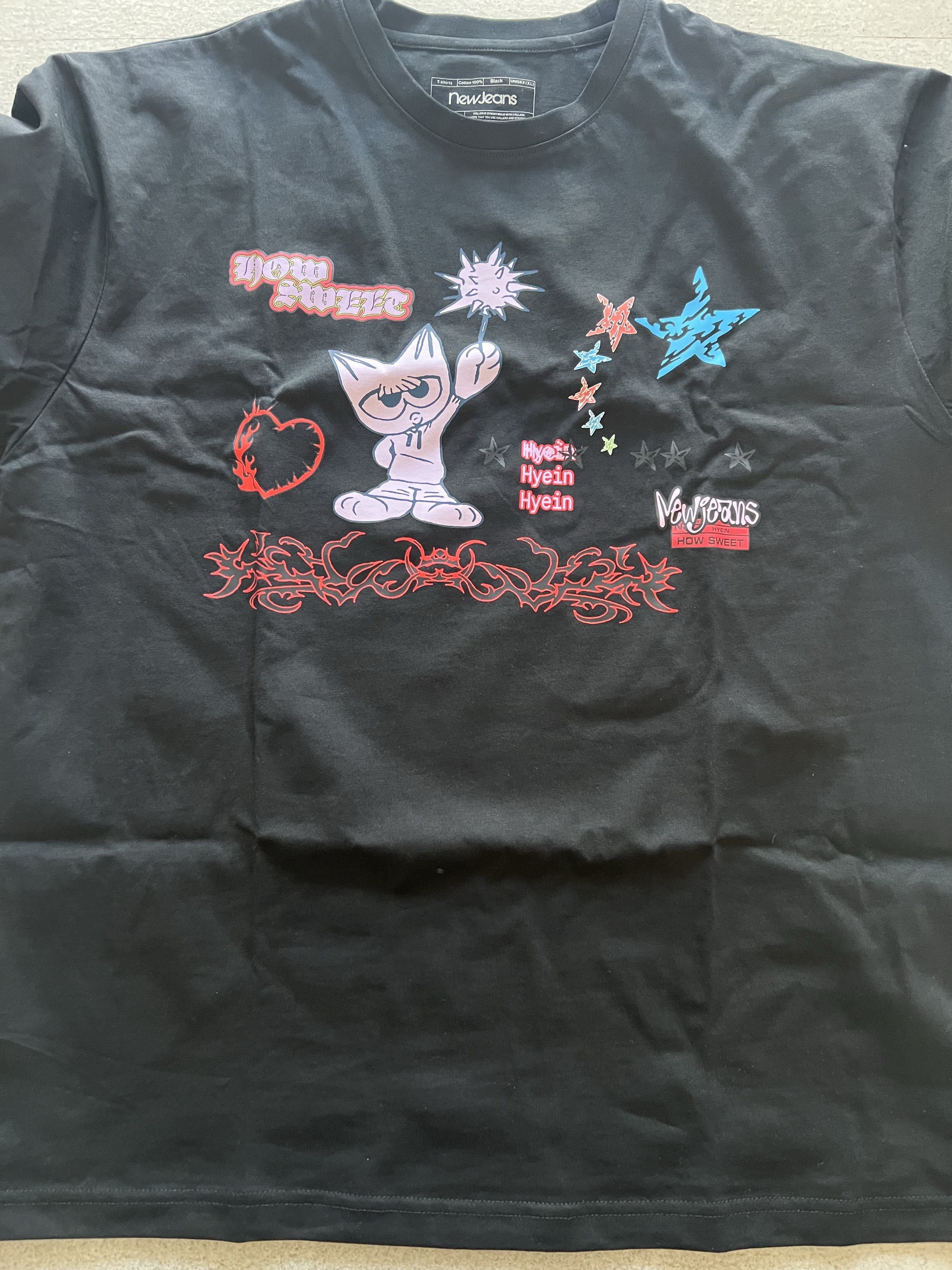 NewJeans How Sweet T-Shirt Hyein Black 착용 스타일