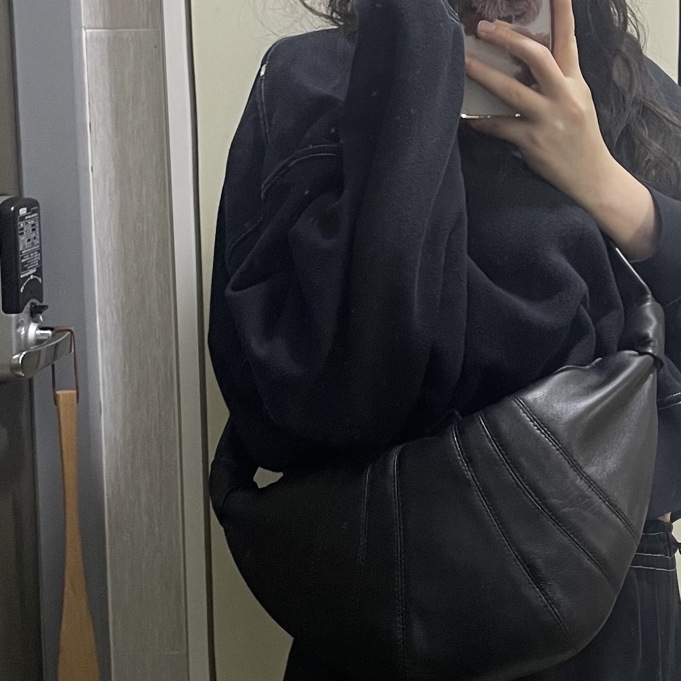 Lemaire Small Croissant Bag Soft Nappa Leather Black 착용 스타일 - 1