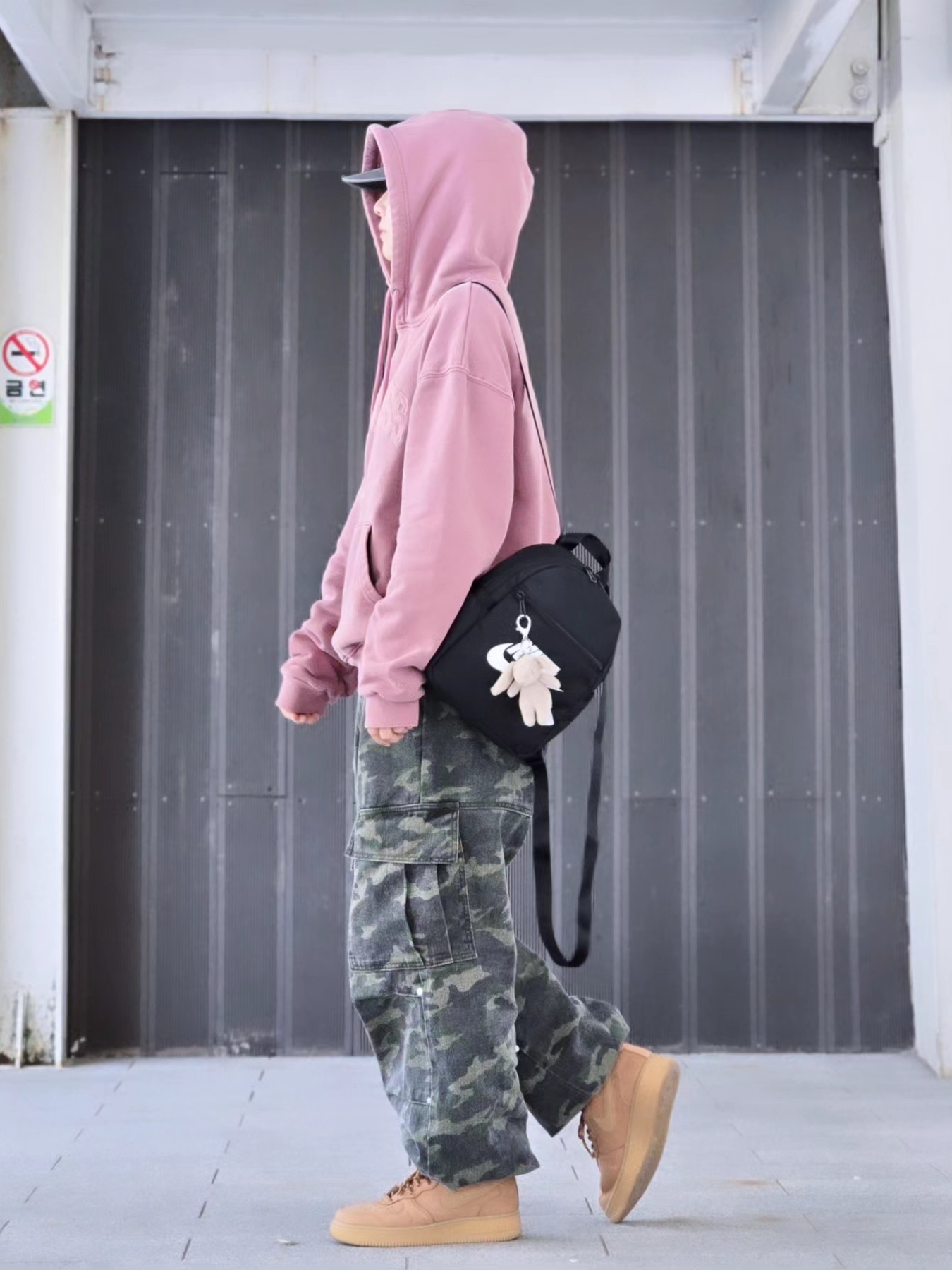 Nike Futura 365 Mini Backpack Black, Jellycat Bashful Bunny Bag Charm Beige 착용 스타일 - 1