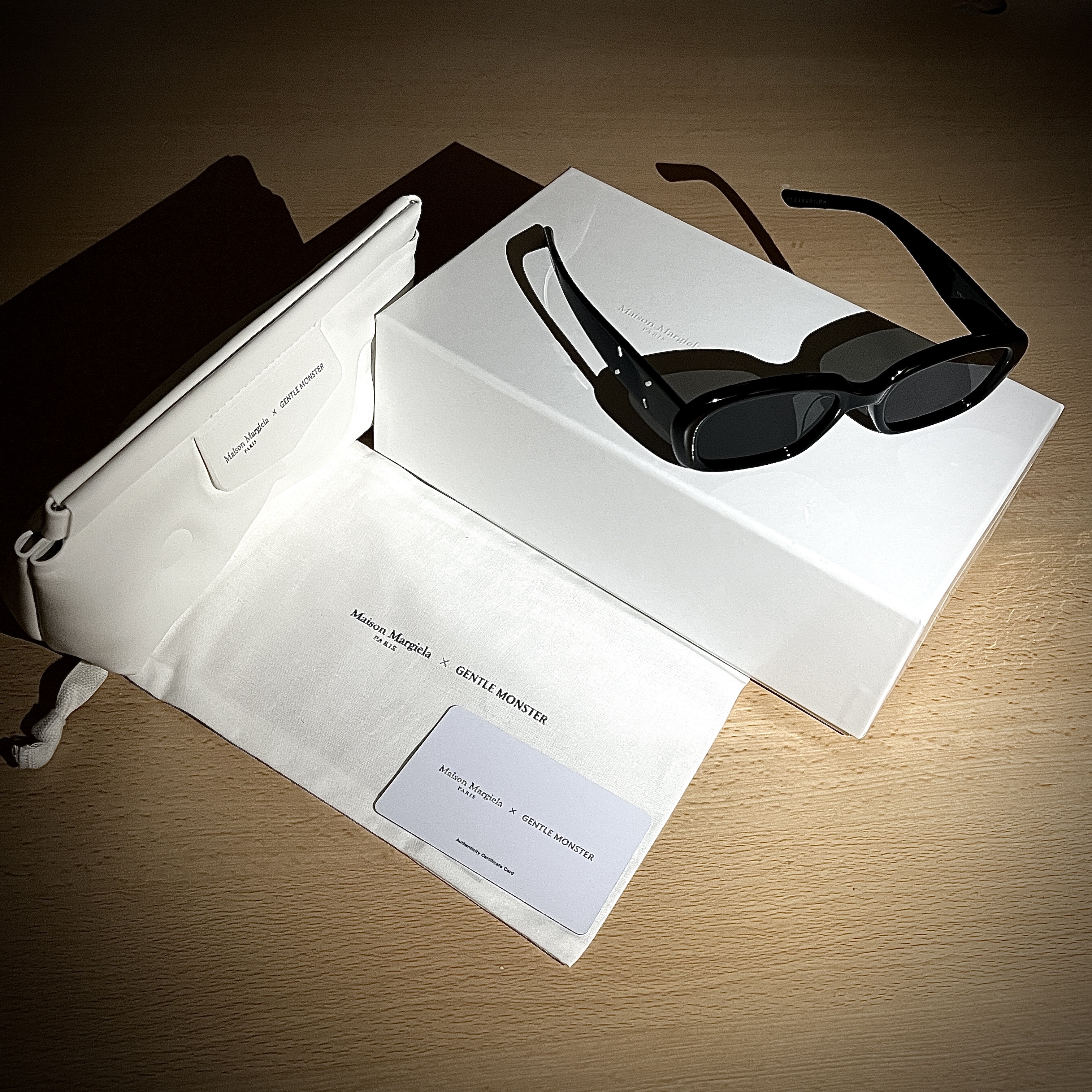Gentle Monster x Maison Margiela MM207 Black Gray 착용 스타일