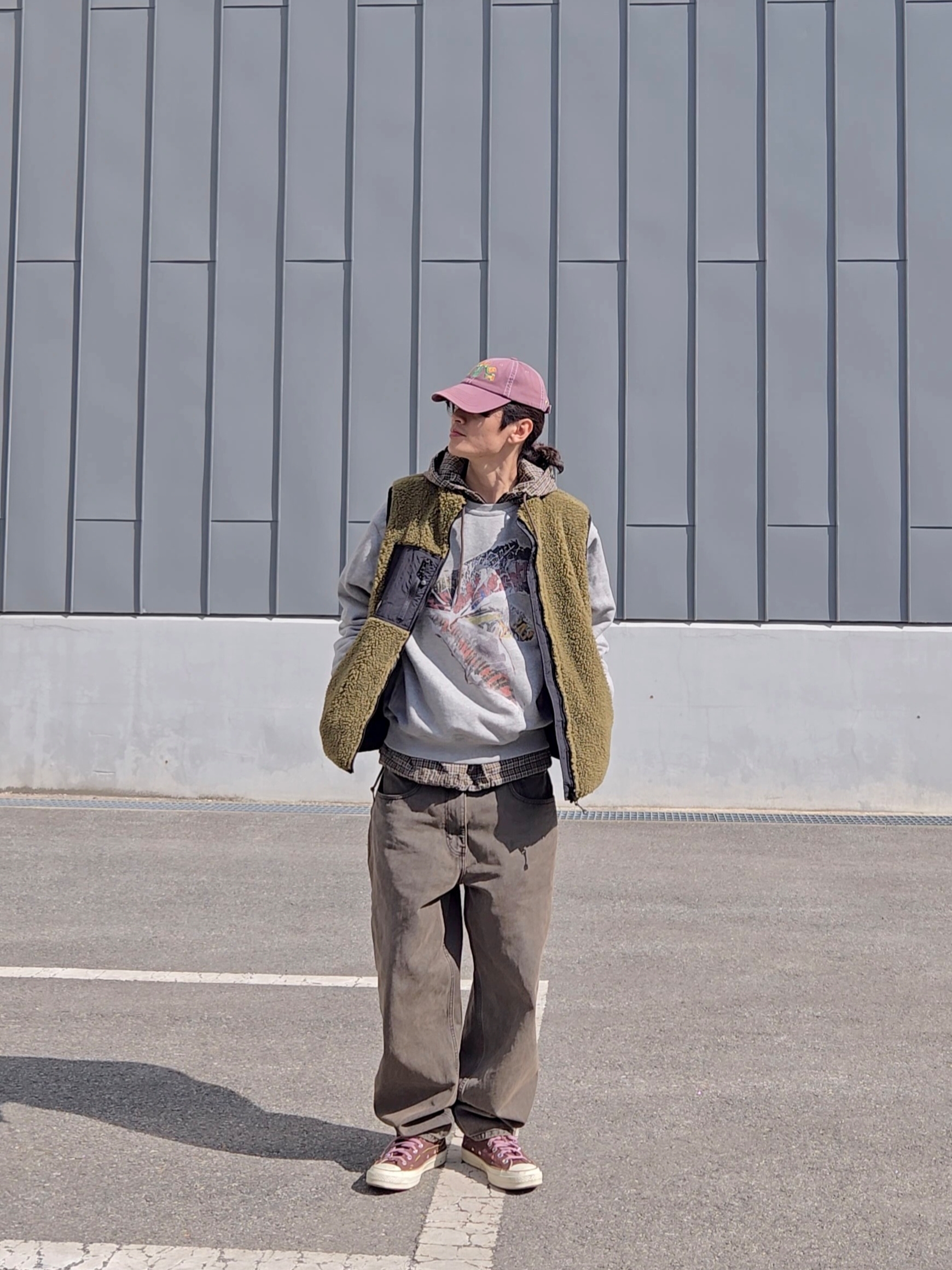 Thevinylhouse Burning Paper Sweatshirt Grey, Stussy Sherpa Reversible Vest Olive 착용 스타일
