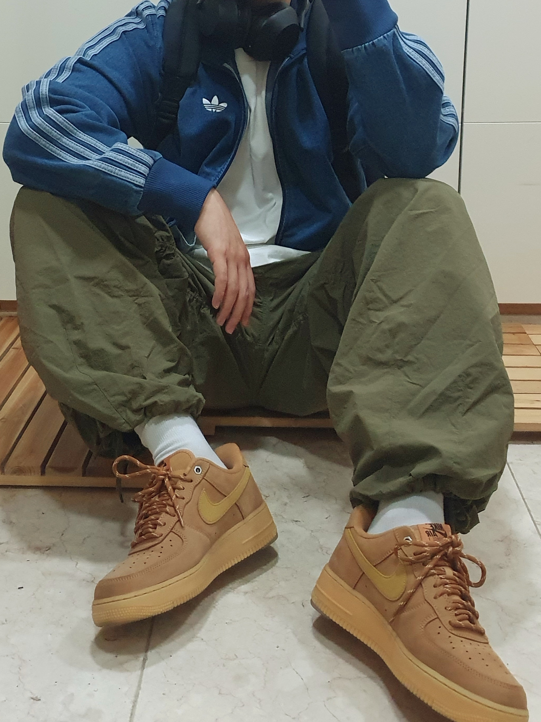Adidas Adicolor Denim Firebird Track Top Medium Blue Denim - KR Sizing, Nike Air Force 1 '07 WB Flax 착용 스타일 - 1