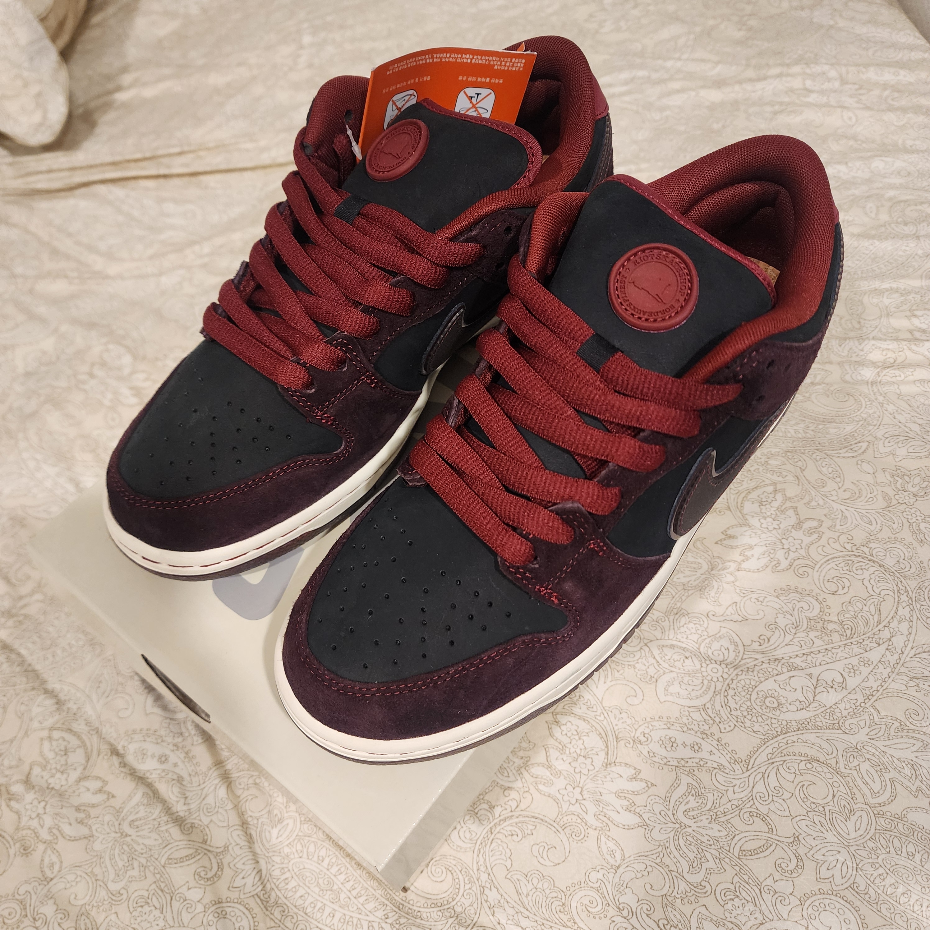 Nike x Riot Skateshop SB Dunk Low Pro Mahogany and Team Red 착용 스타일 - 6