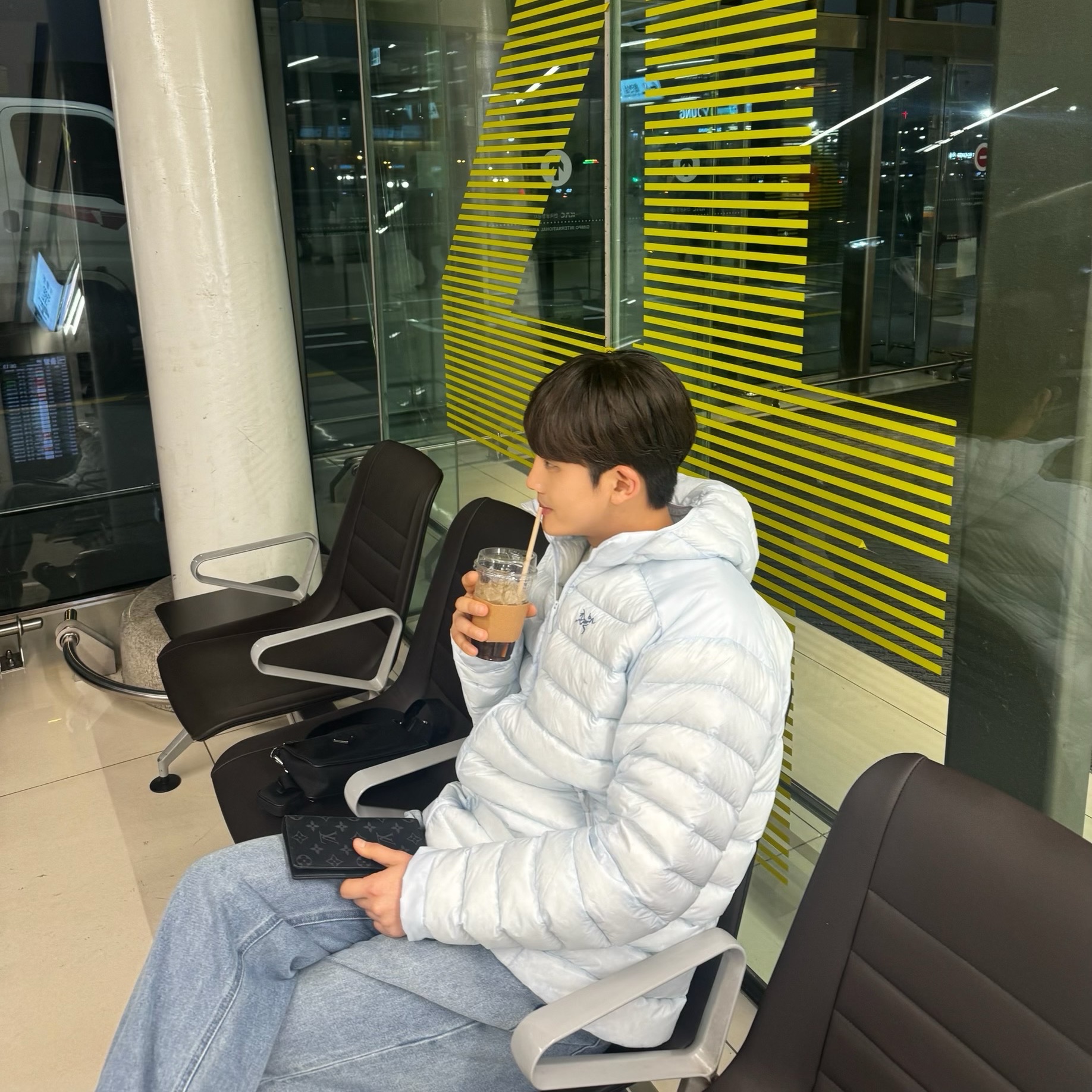 아크테릭스 세륨 후디 데이브레이크, (W) 나이키 샥스 TL 메탈릭 실버 착용 스타일 - 2