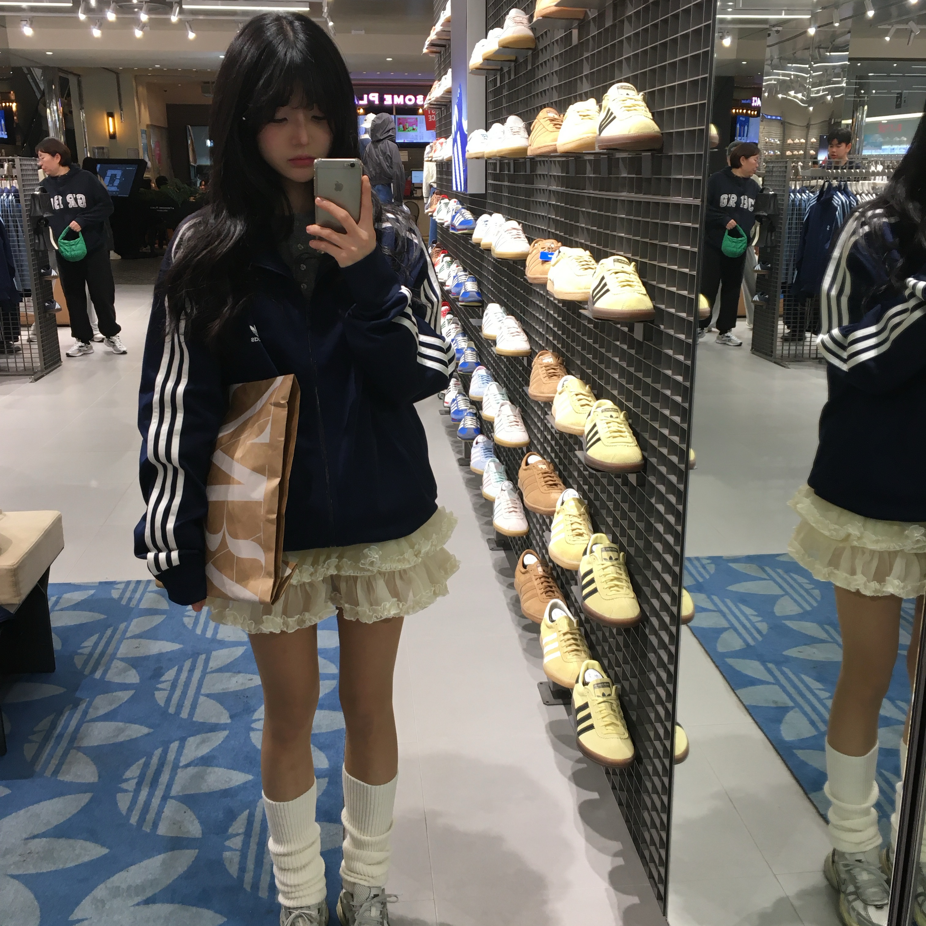 Adidas Adicolor Classic Firebird Track Top Night Indigo - KR Sizing, Nike V2K Run Pure Platinum Light Iron Ore 착용 스타일 - 2