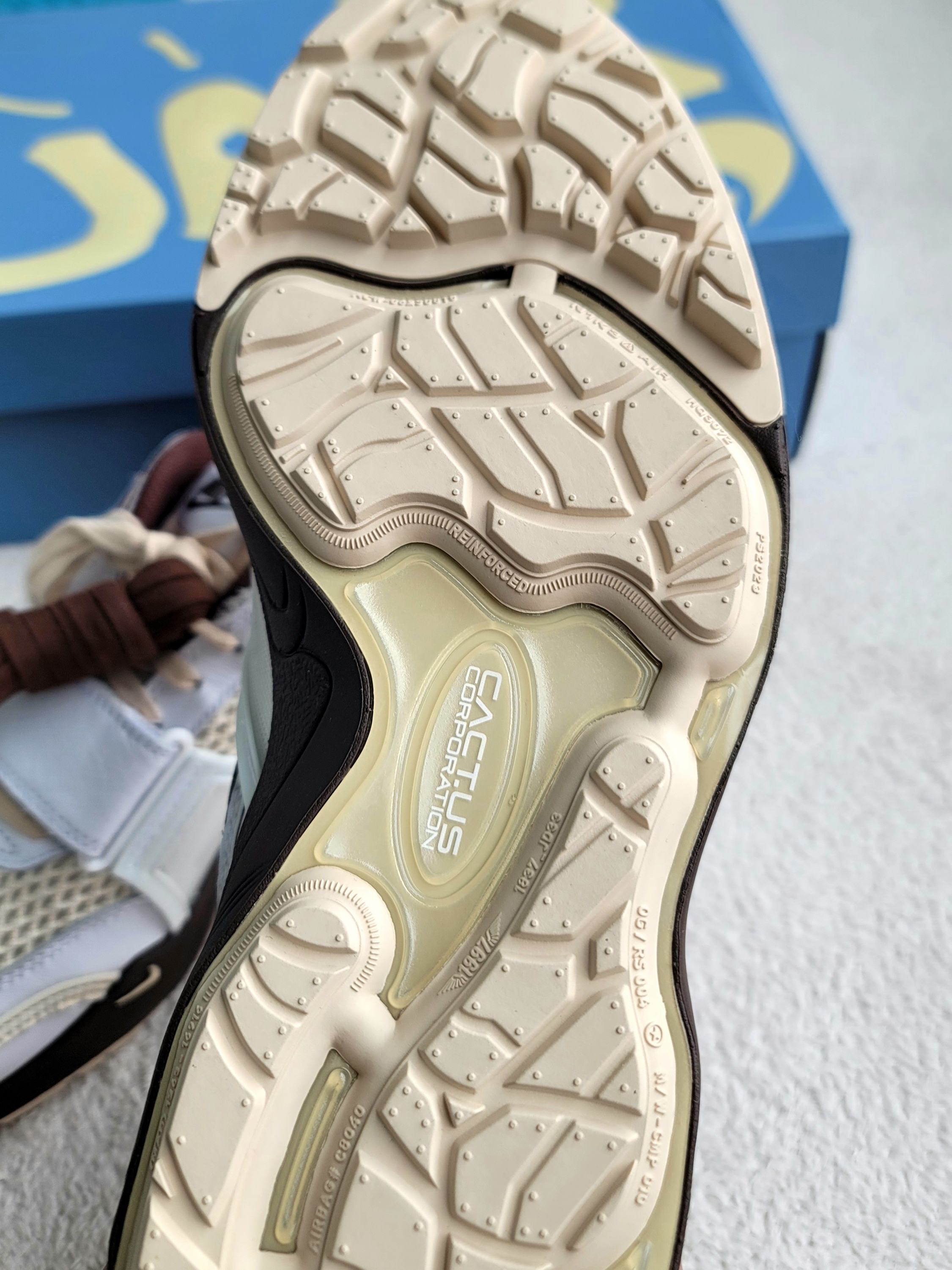 Nike x Travis Scott Zoom Field Jaxx White and Light Chocolate 착용 스타일 - 4