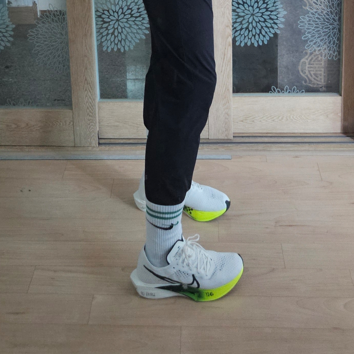 Nike ZoomX Vaporfly Next% 3 White Pro Green 착용 스타일 - 4