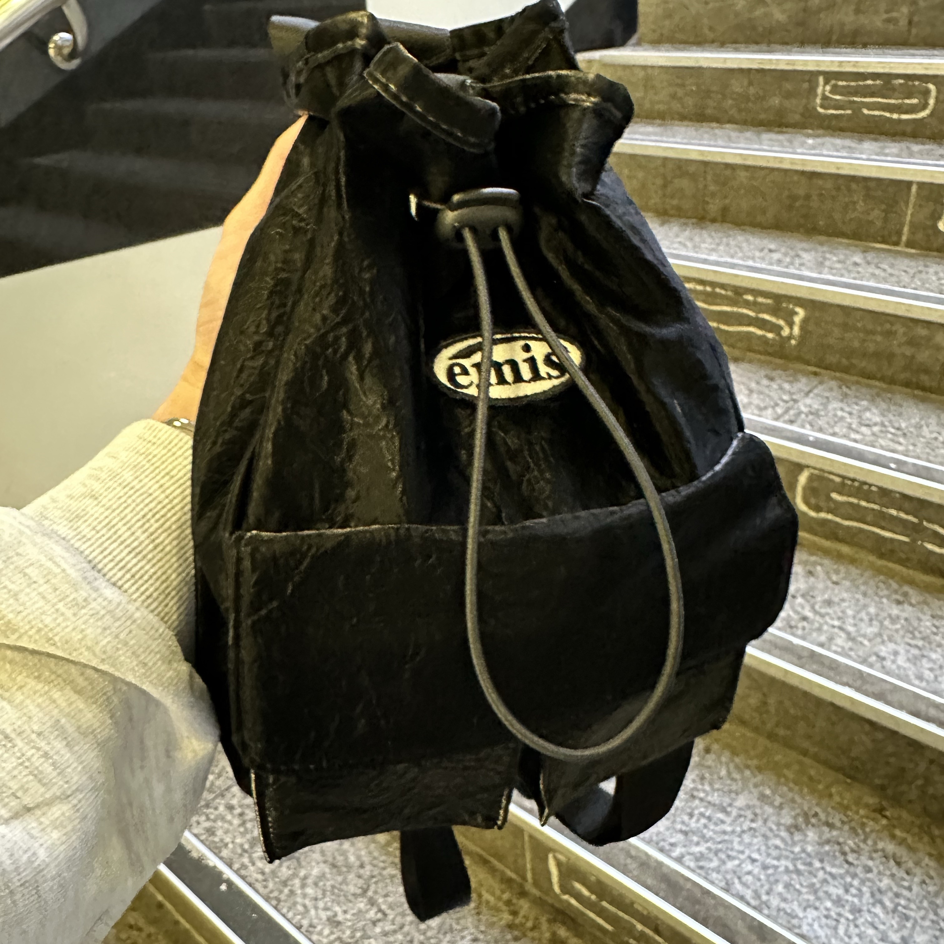 Emis Mini Wappen Pocket Backpack Black 착용 스타일