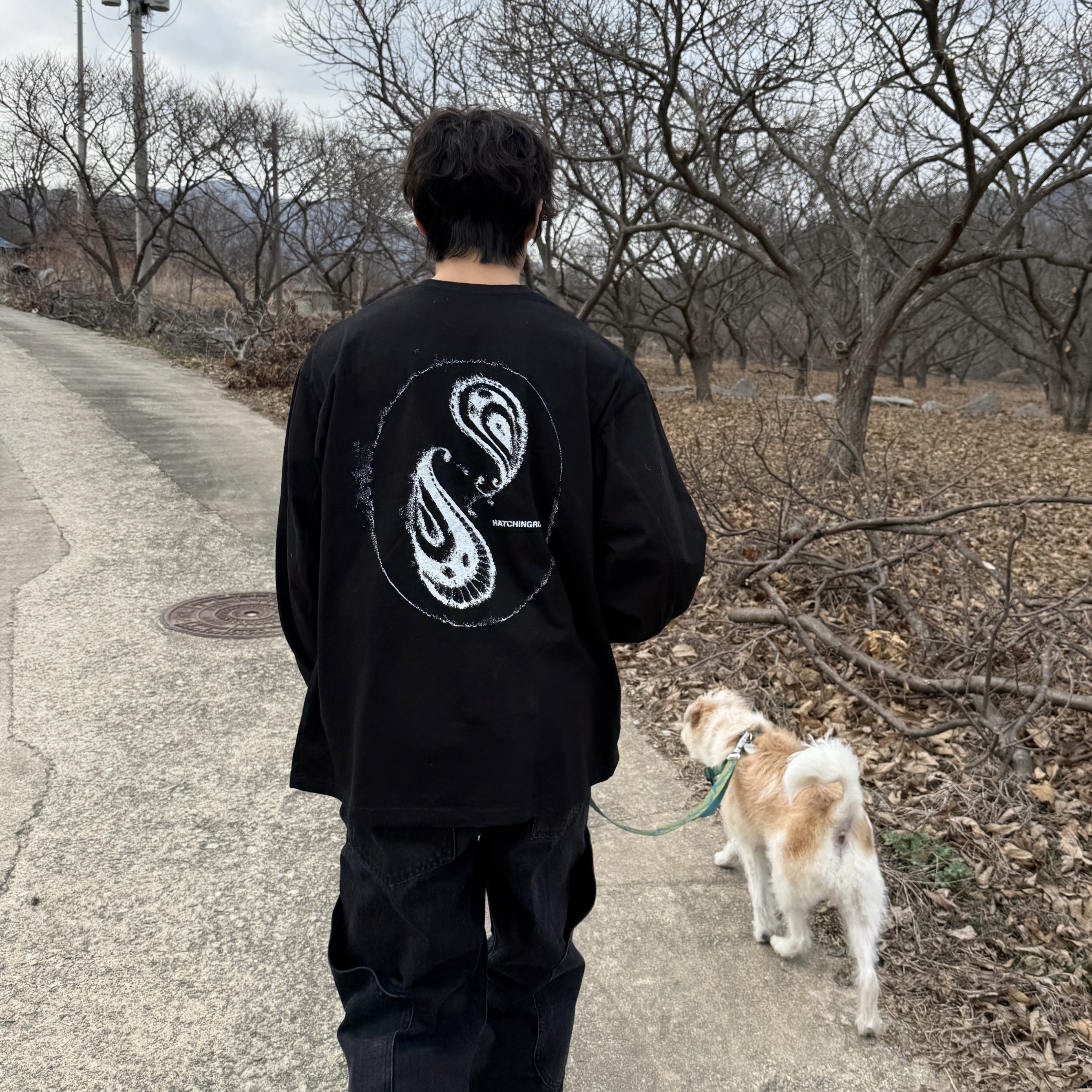 Hatchingroom Paisley Devil T-Shirt Black 착용 스타일 - 1