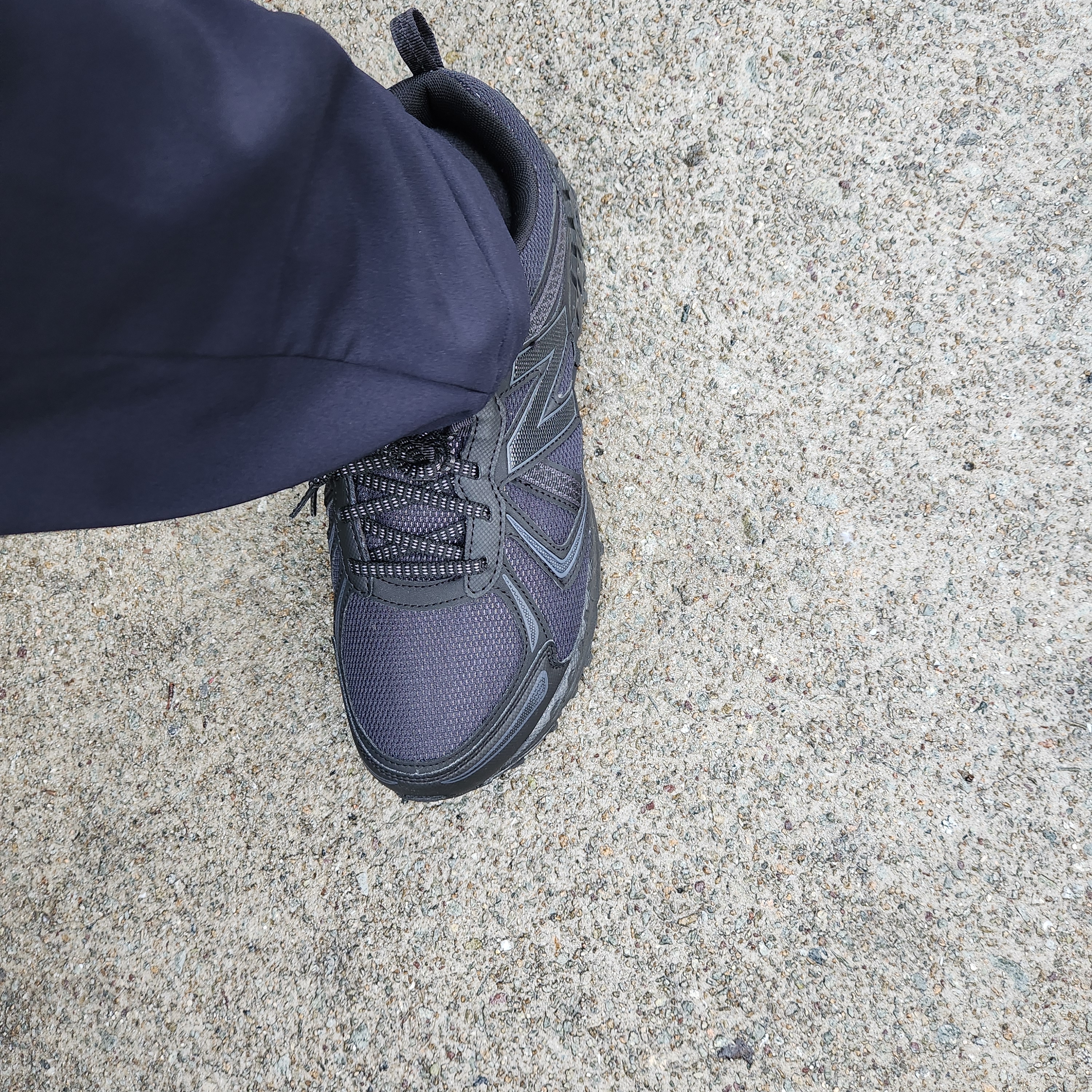 New Balance 410v5 Black - 2E Wide 착용 스타일