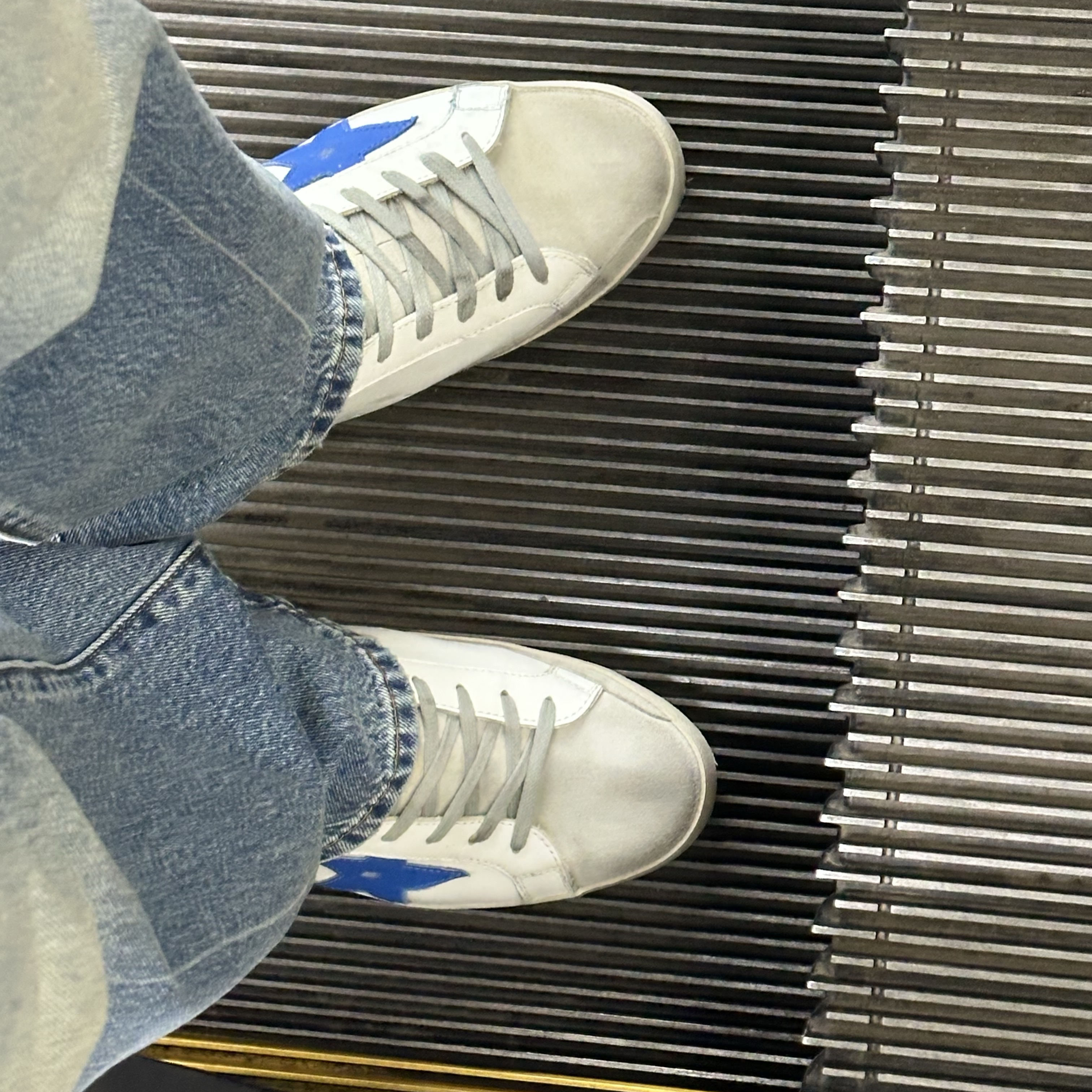 Golden Goose Superstar White Electric Blue Silver Tab Sneakers 착용 스타일