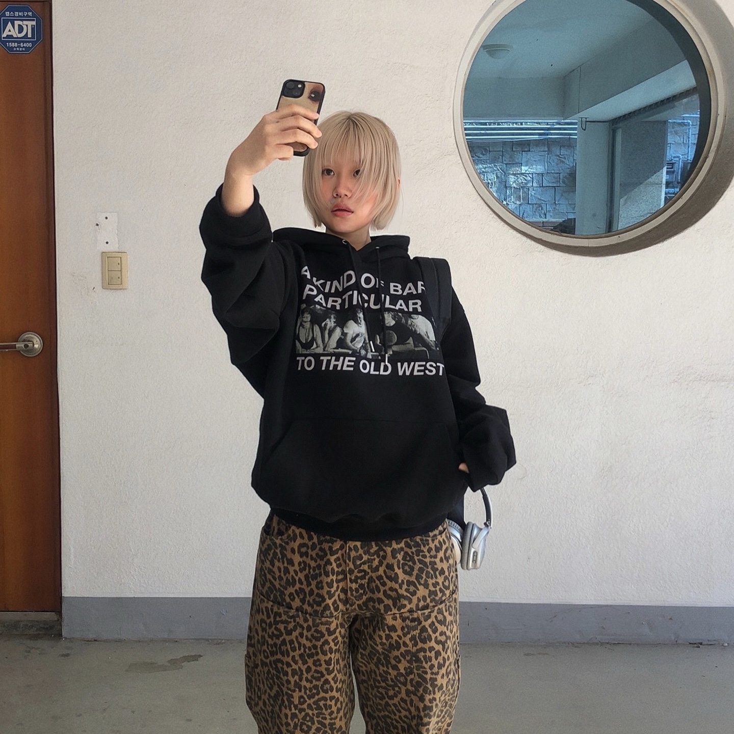 Thevinylhouse Western Saloon Hoodie Black 착용 스타일 - 1