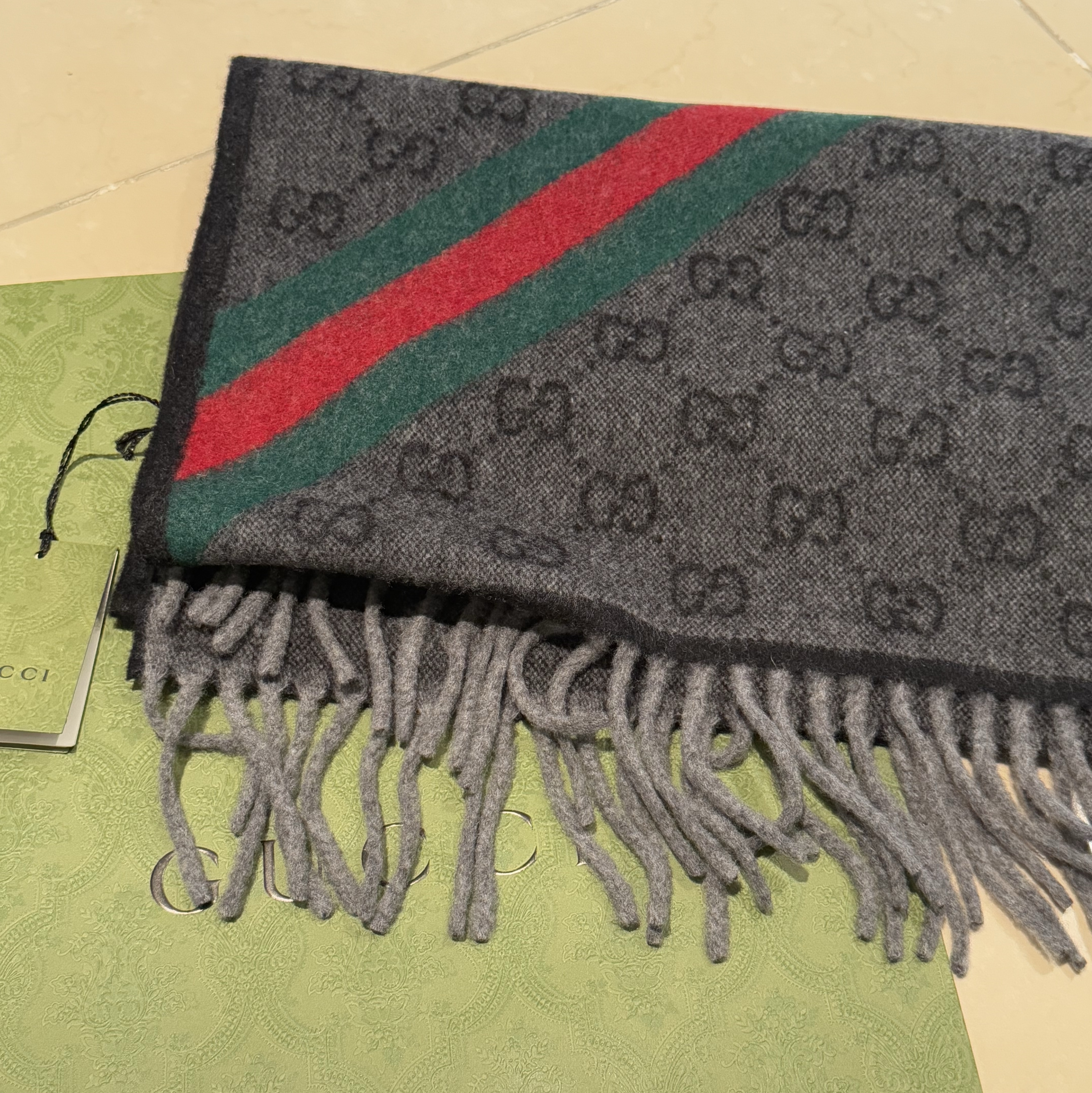 Gucci GG New Nikky Web Wool Muffler Black 착용 스타일