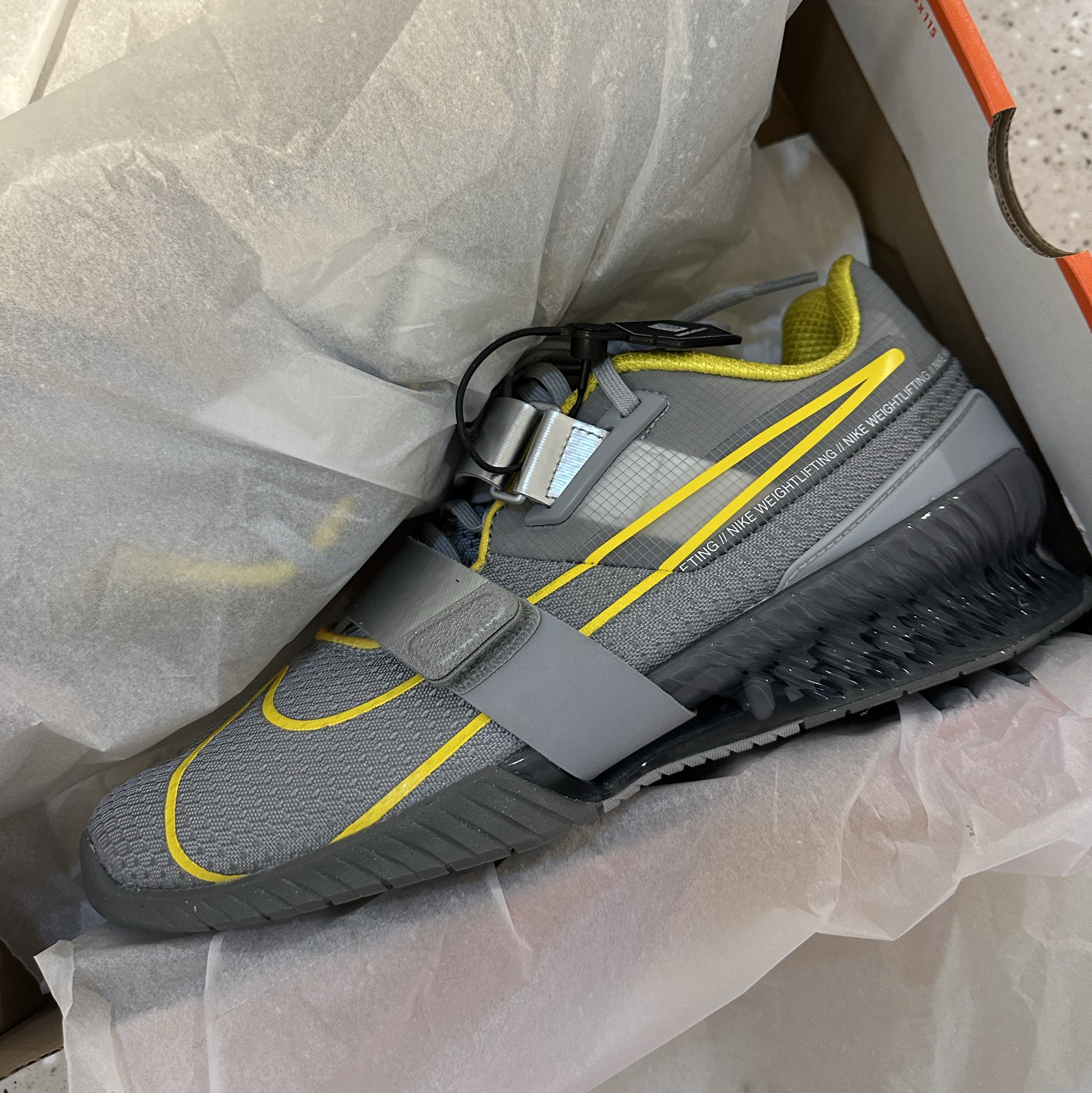 Nike Romaleos 4 Wolf Grey Lightning 착용 스타일 - 1