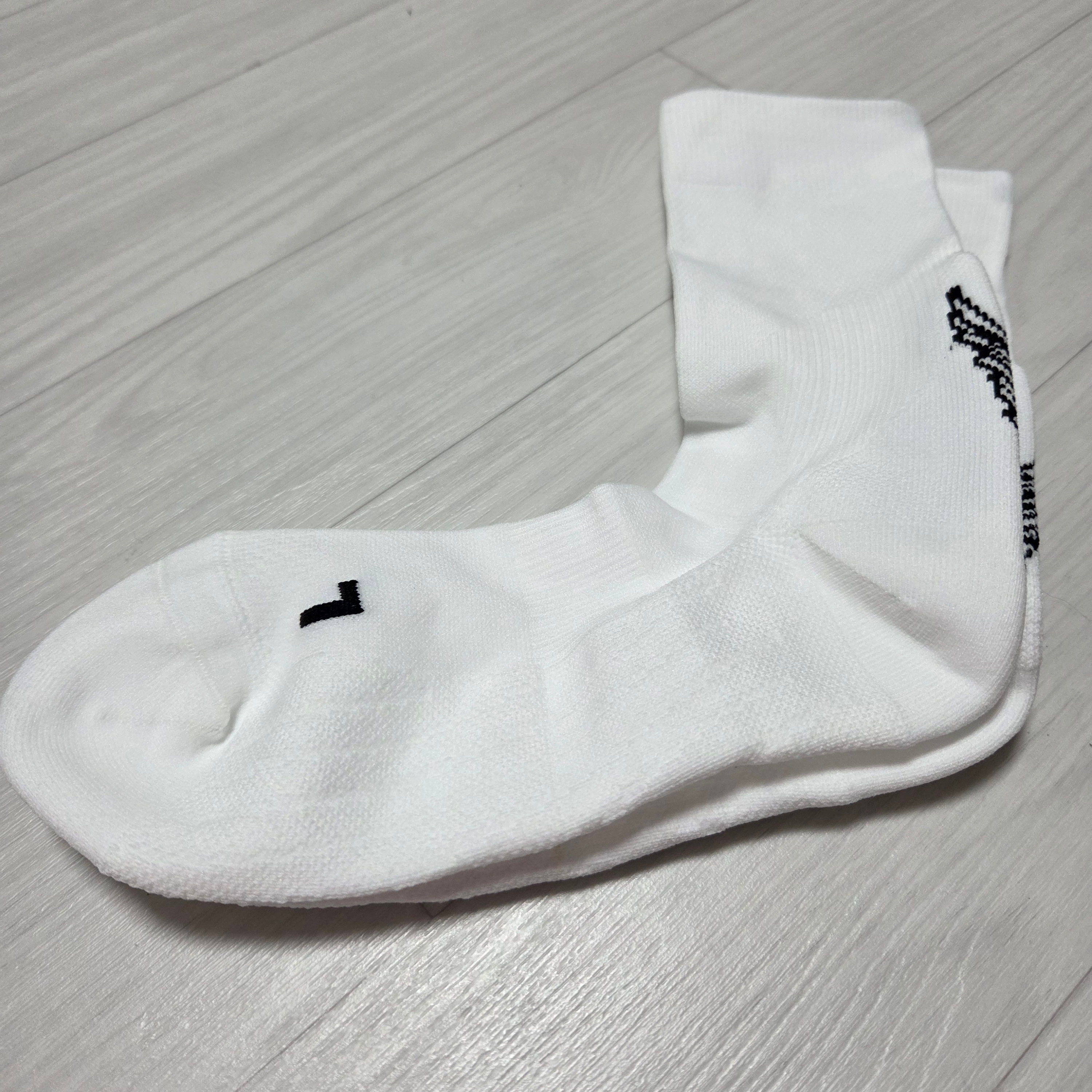 LI2 Black Wing Running Crew Socks White 착용 스타일