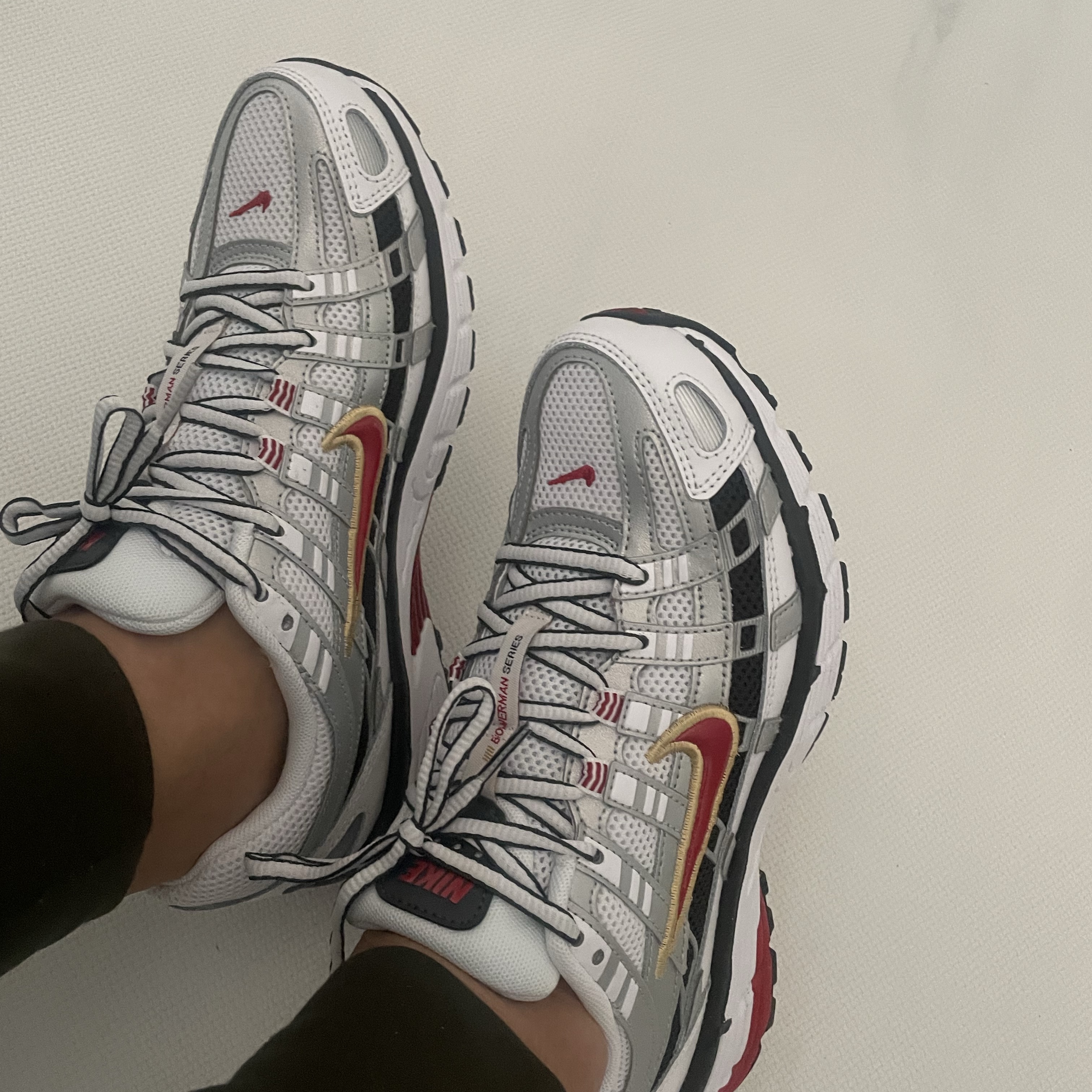 (W) Nike P-6000 Metallic Silver Red 착용 스타일