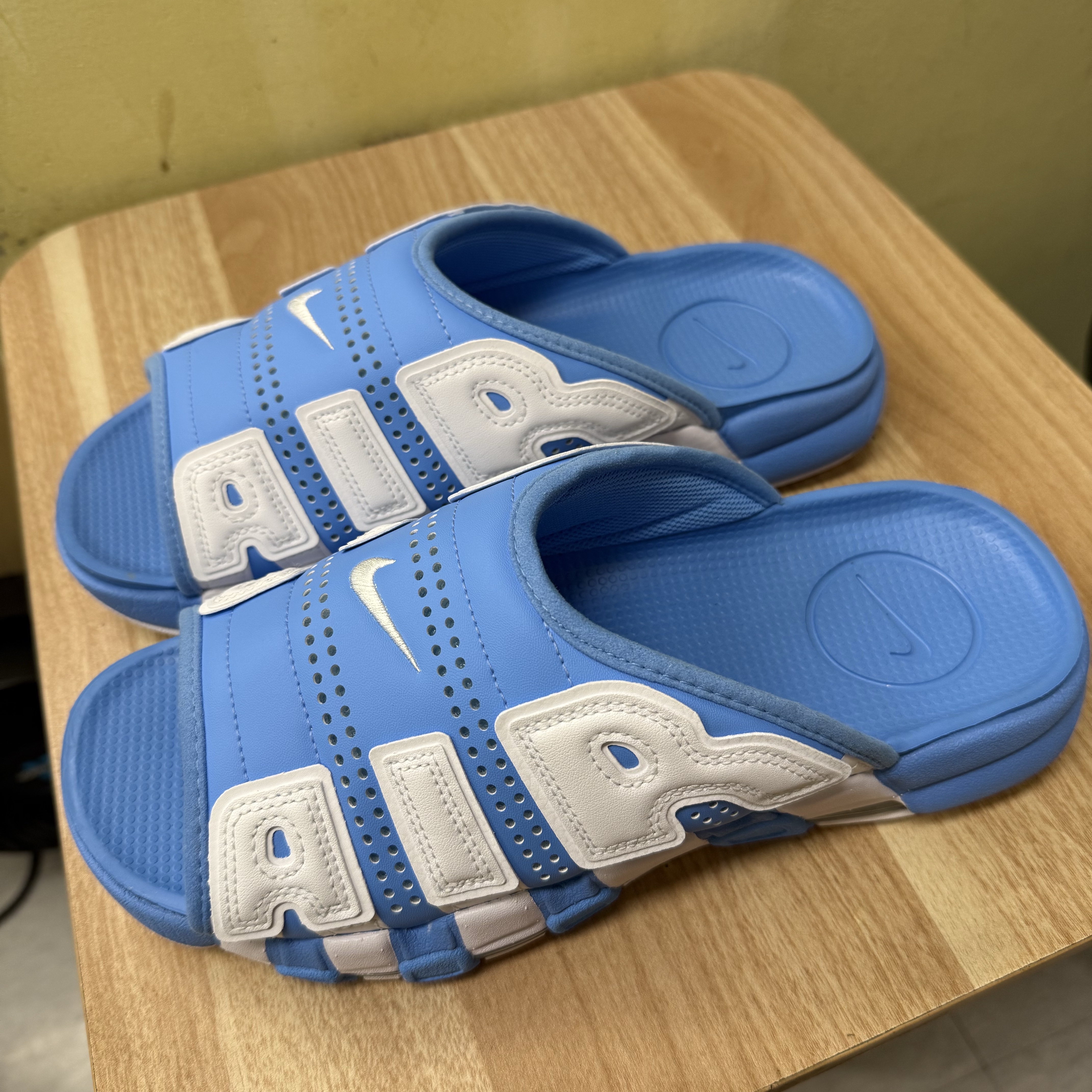 Nike Air More Uptempo Slide University Blue 착용 스타일