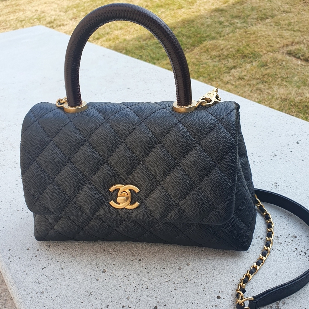 Chanel Flap Bag with Top Handle Grained Calfskin & Gold Black 착용 스타일