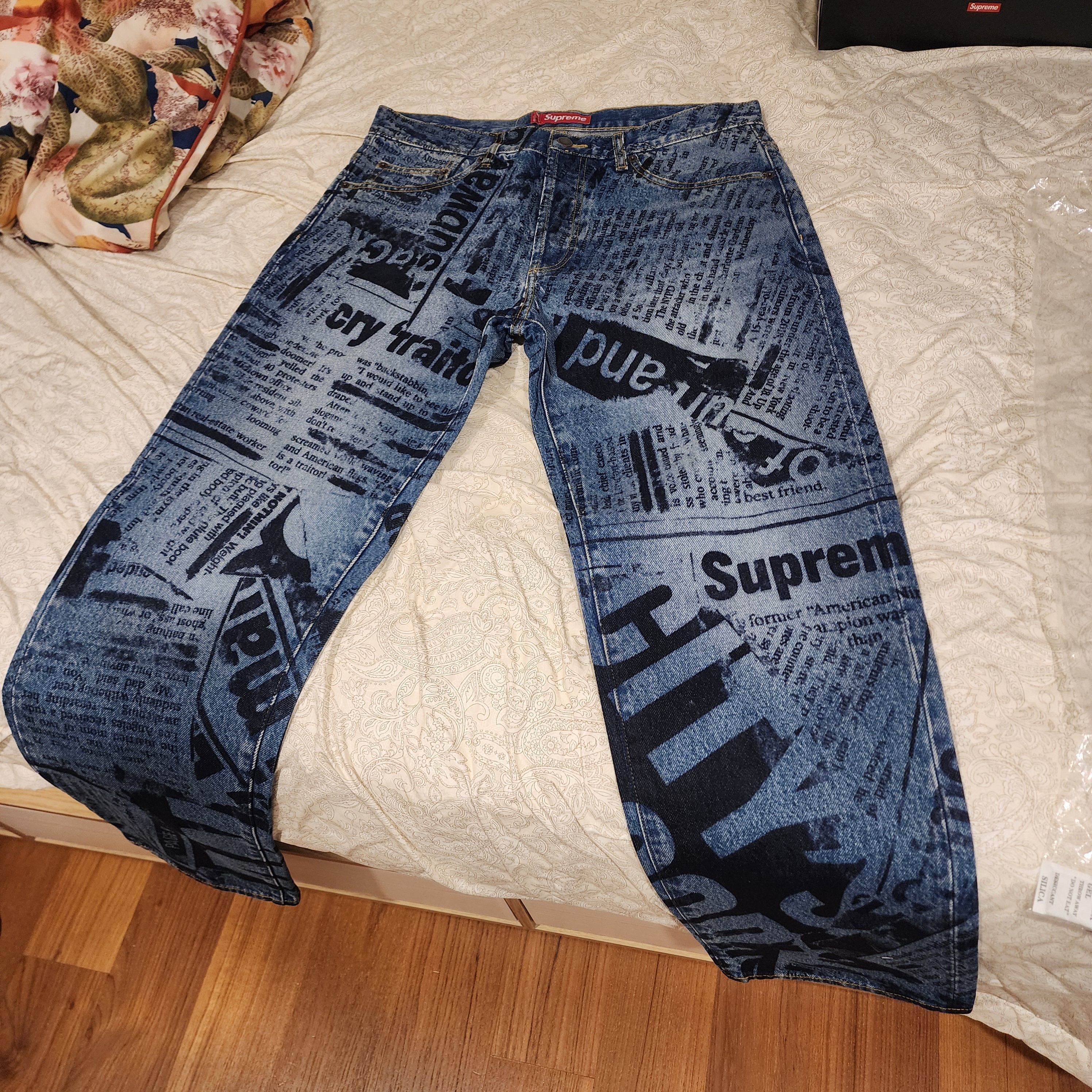 Supreme Regular Jean Newspaper - 25SS 착용 스타일 - 1