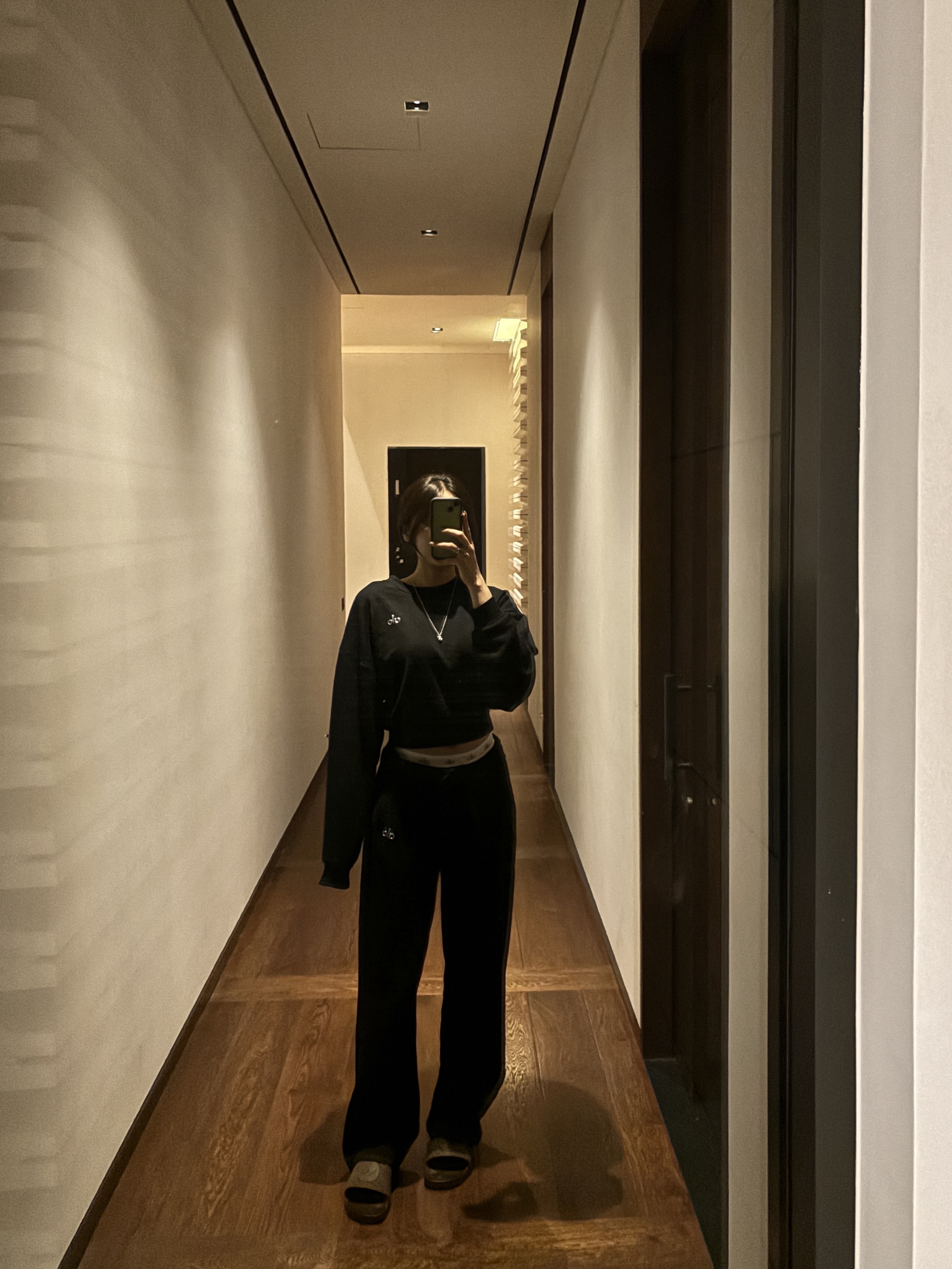(W) Alo Yoga Accolade Straight Leg Sweatpant Black 착용 스타일 - 1