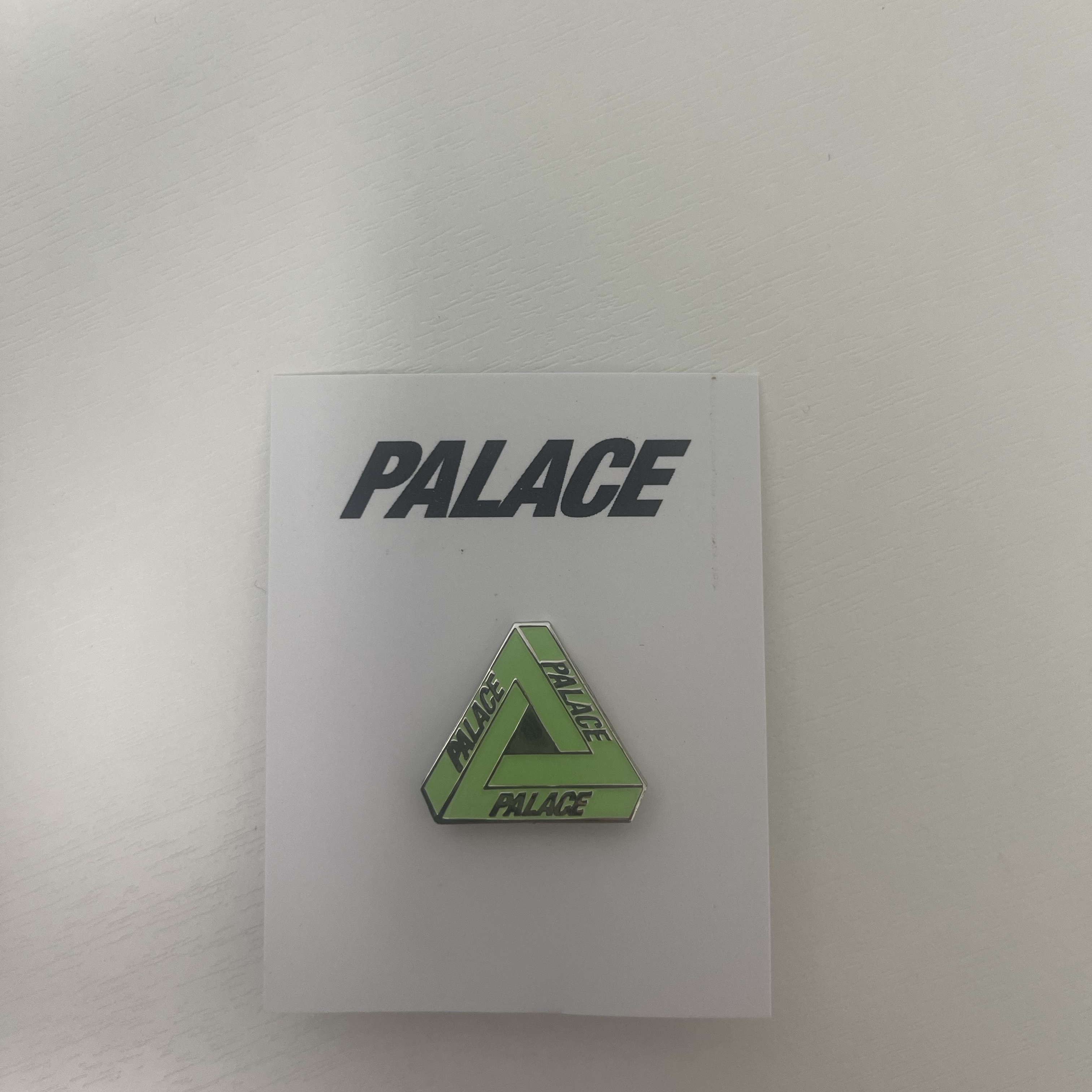 Palace Tri-Ferg Glow Pin Badge Glow In The Dark - 25SS 착용 스타일