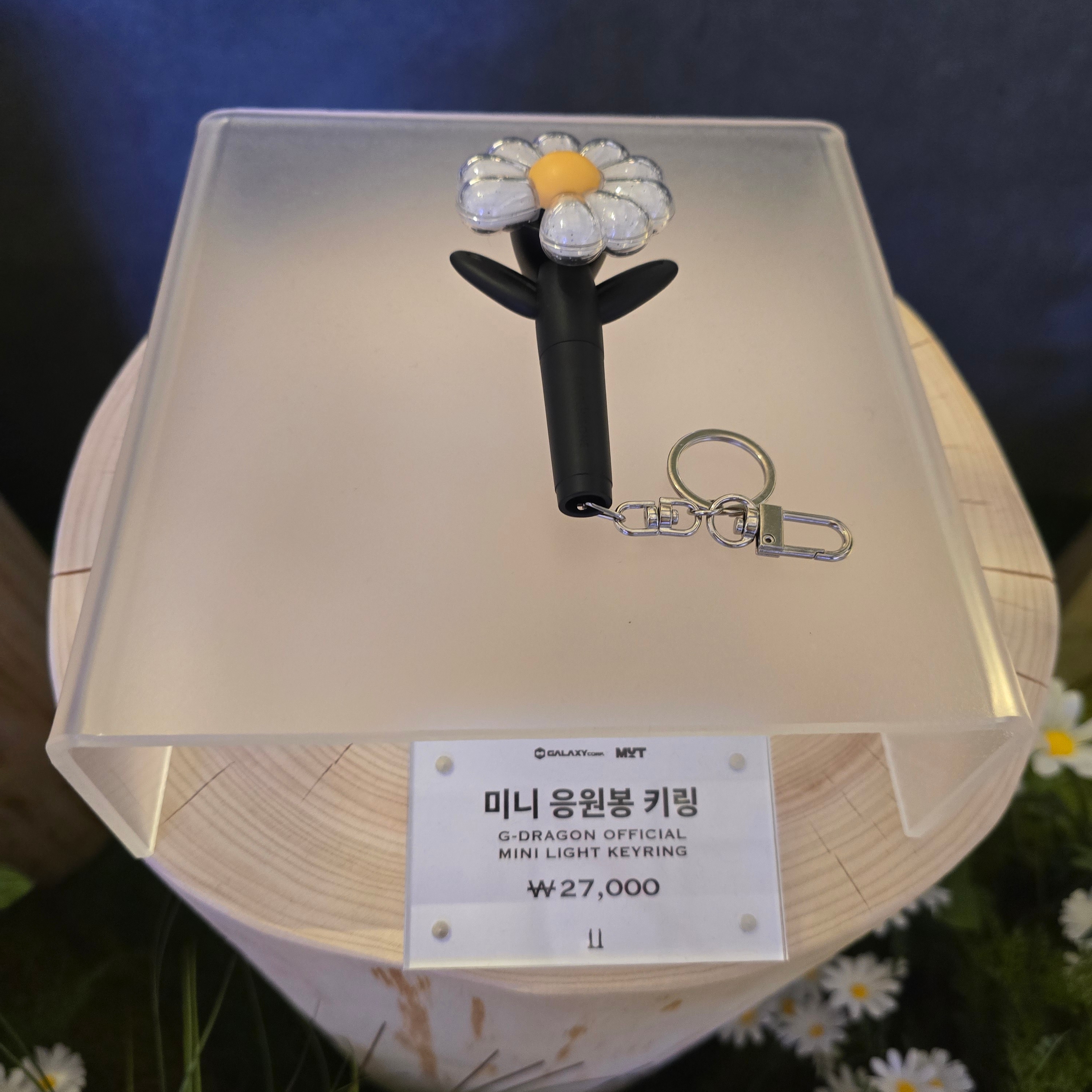 G-DRAGON Ubermensch Official Mini Light Keyring 착용 스타일 - 1