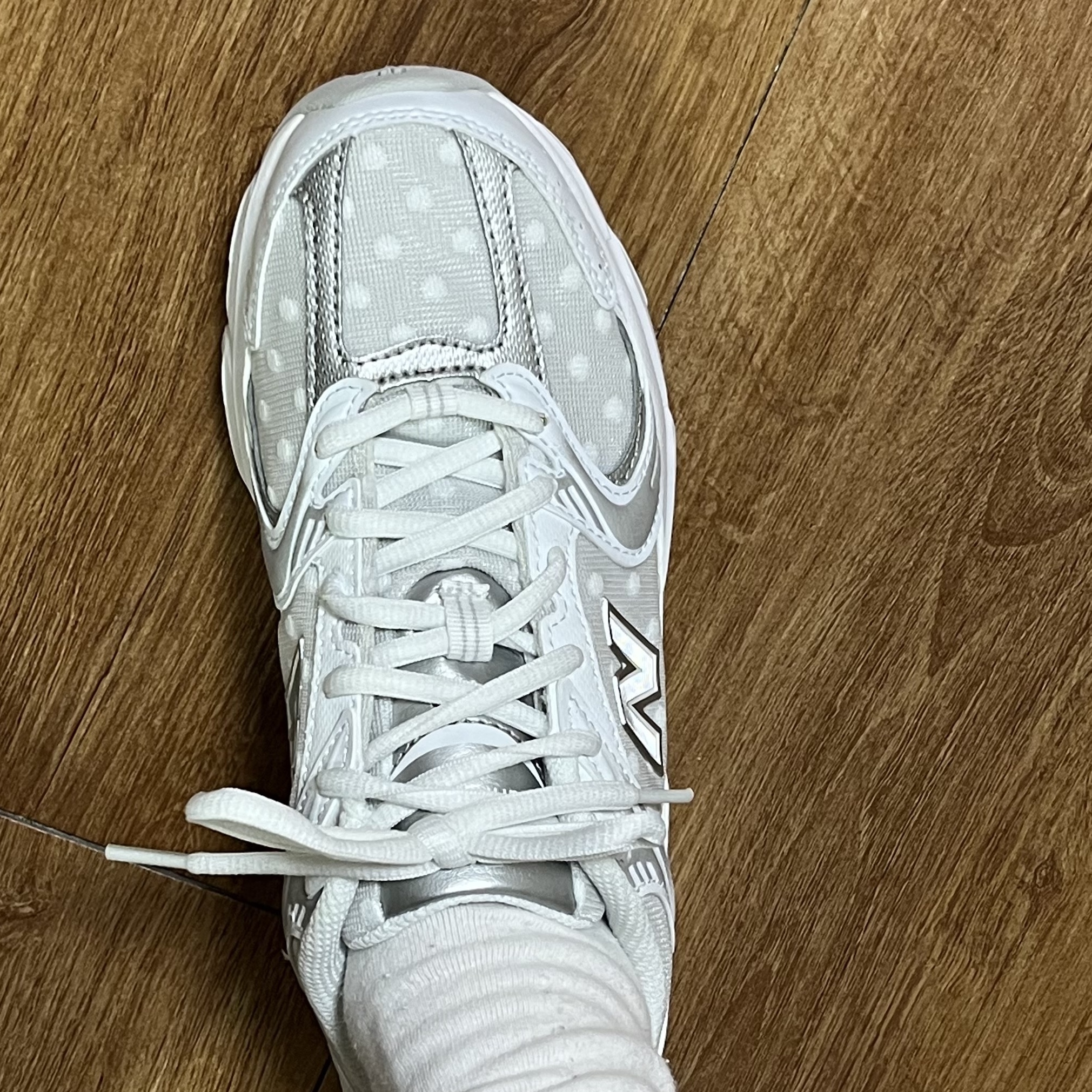 New Balance 530 White Silver Metallic 착용 스타일 - 2