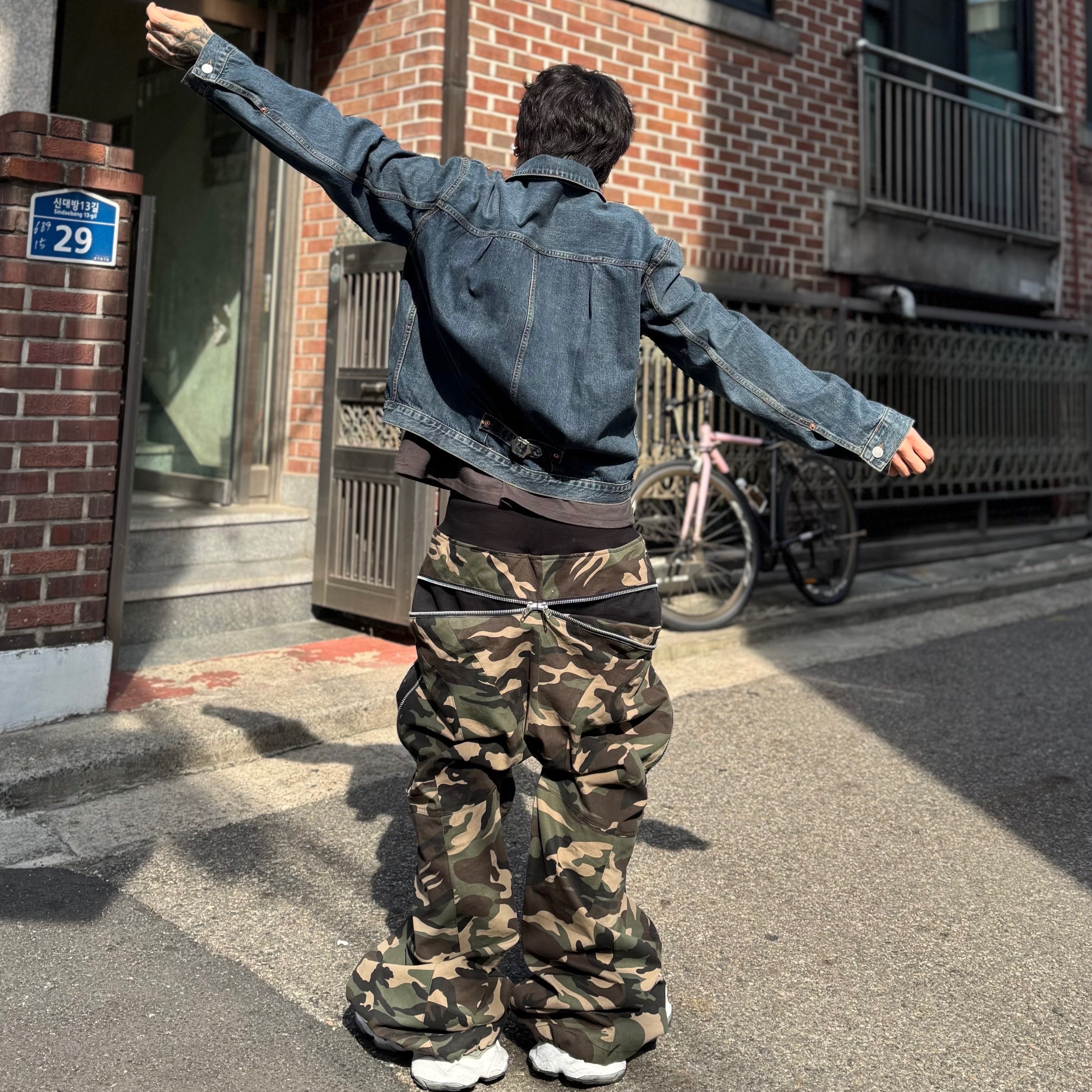 Balenciaga Cargo Sneakers White Grey 착용 스타일 - 2