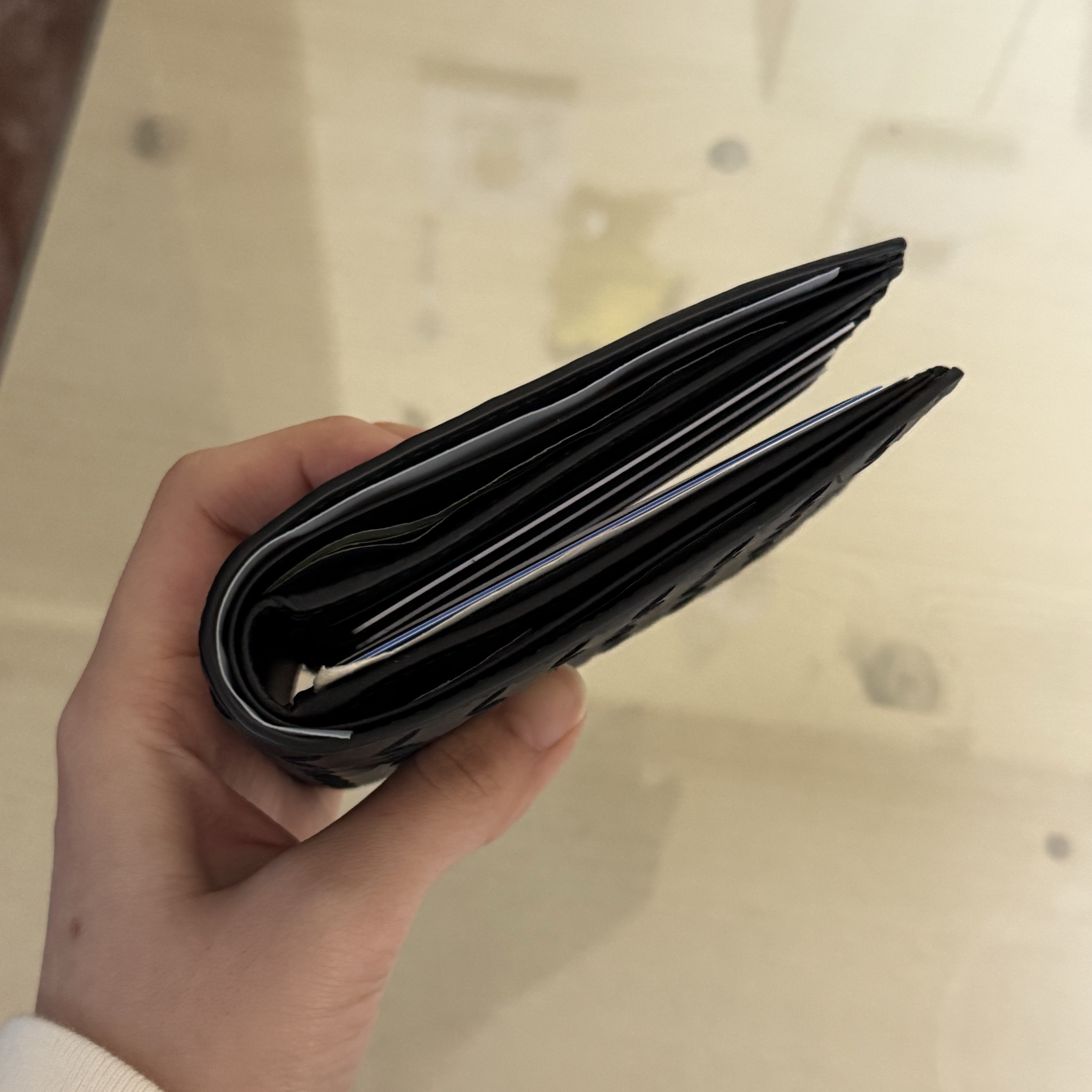 Bottega Veneta Bi-Fold Wallet Black 착용 스타일 - 2