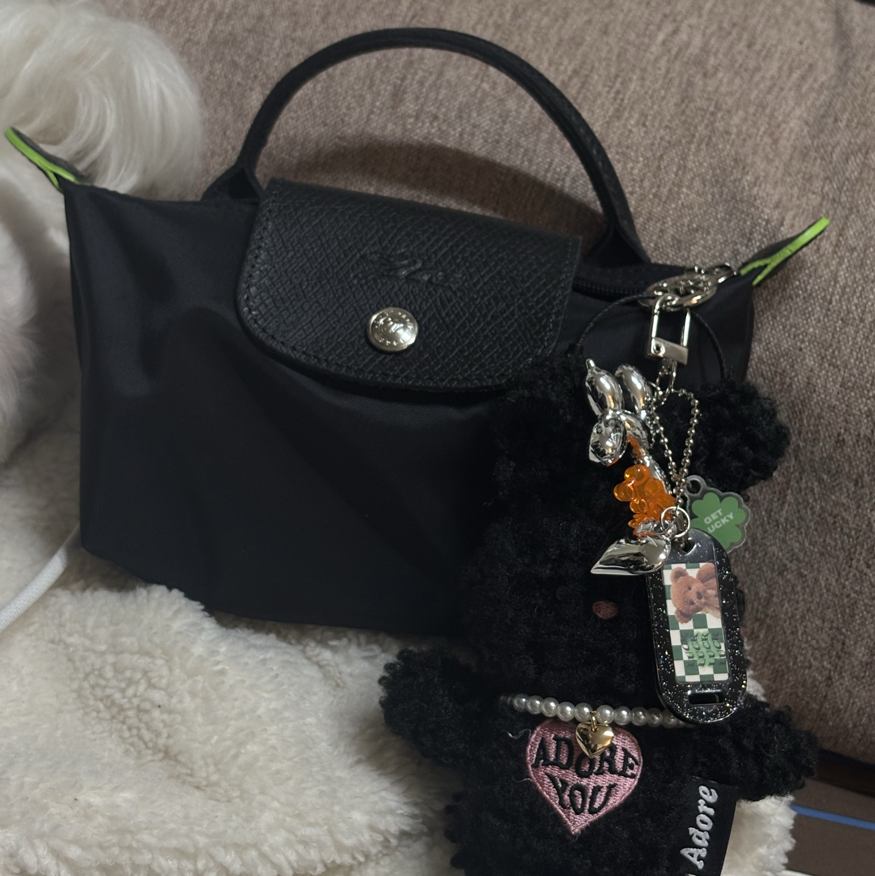 Longchamp Le Pliage Green Handle Pouch Black 착용 스타일