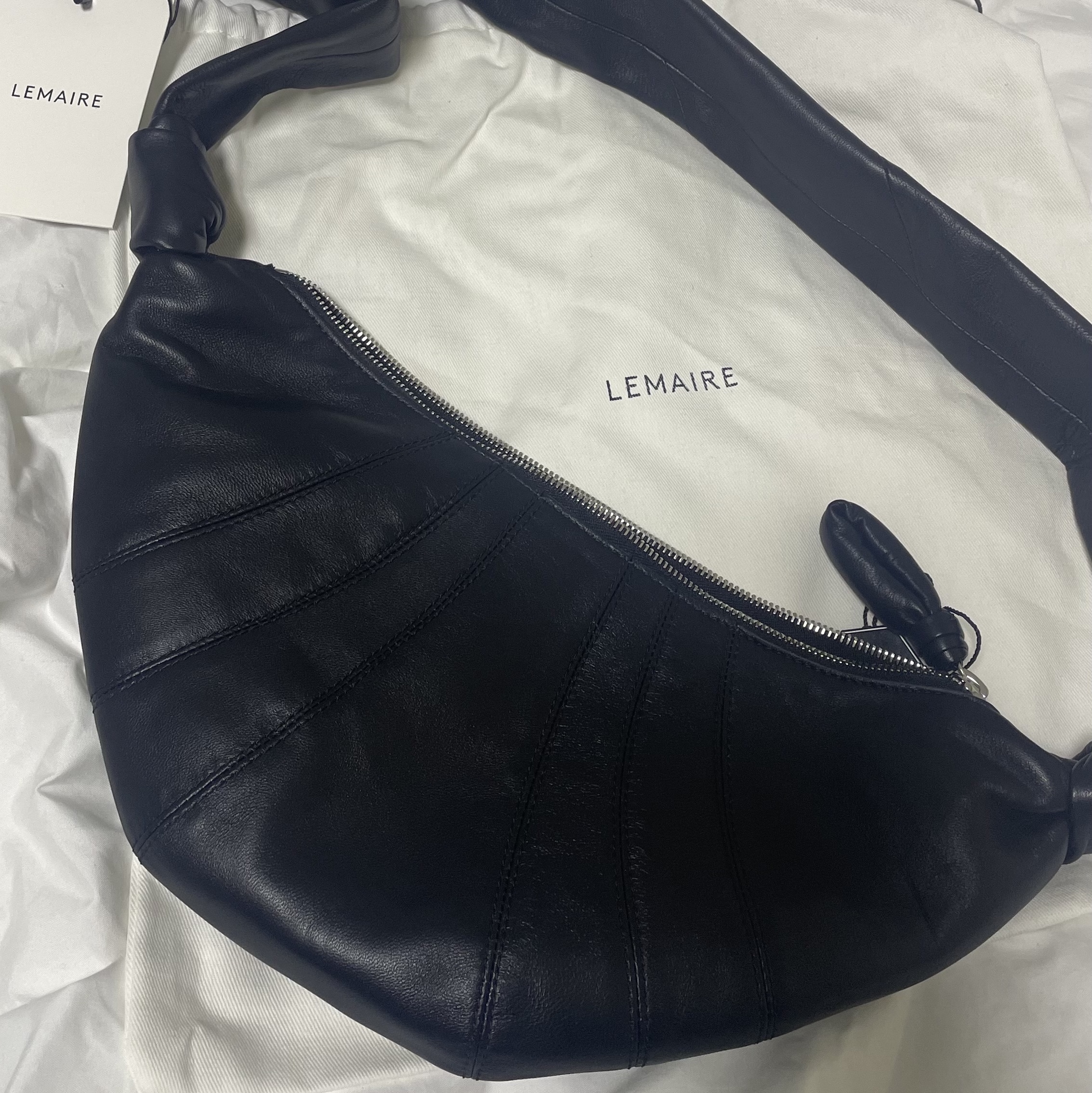 Lemaire Small Croissant Bag Soft Nappa Leather Black 착용 스타일 - 2