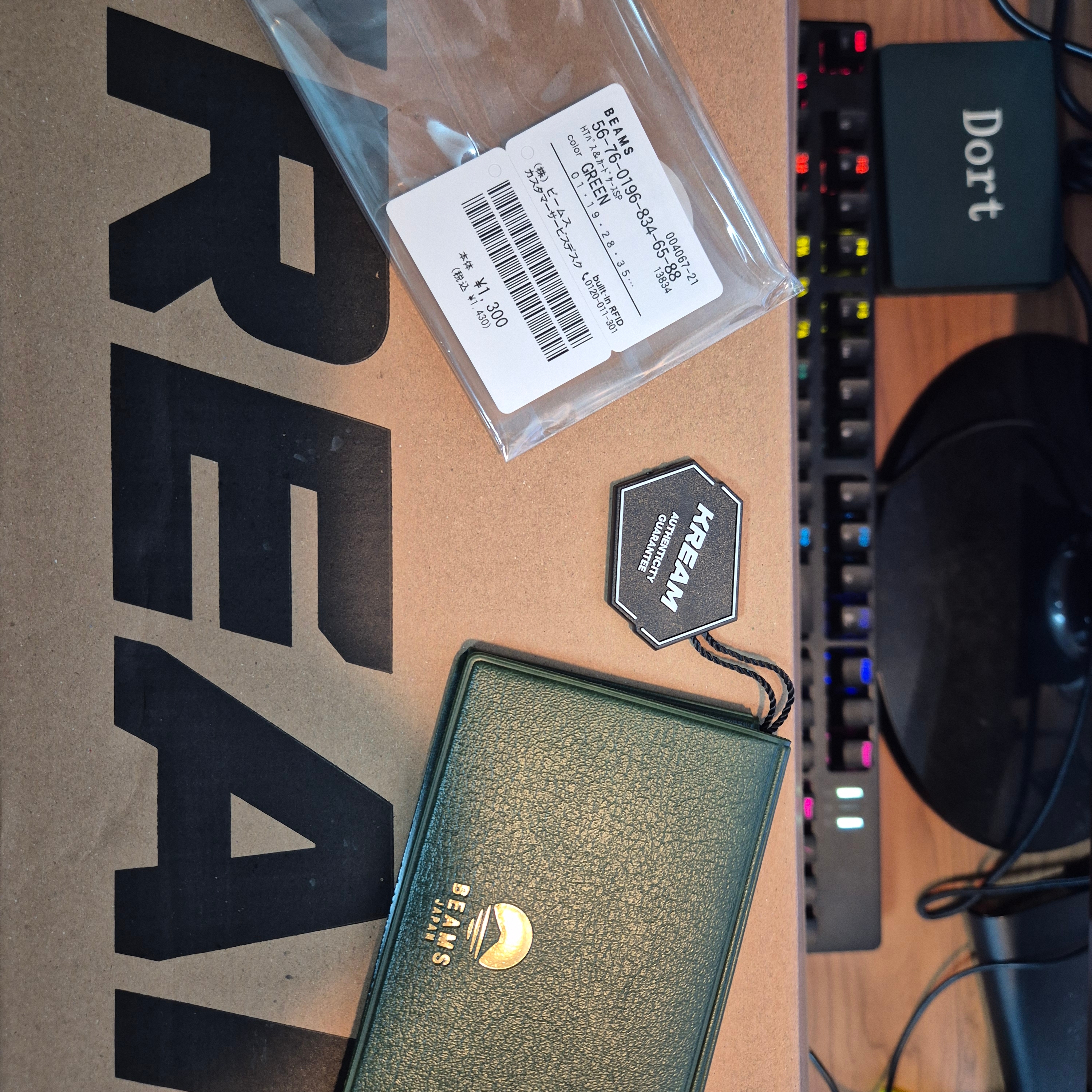Beams x Hightide Special Order Pass & Card Case Green 착용 스타일