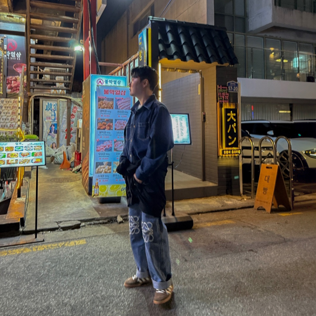 Loewe Anagram baggy jeans Mid Blue Denim, (W) Adidas Spezial Handball Earth Strata Off White 착용 스타일 - 2