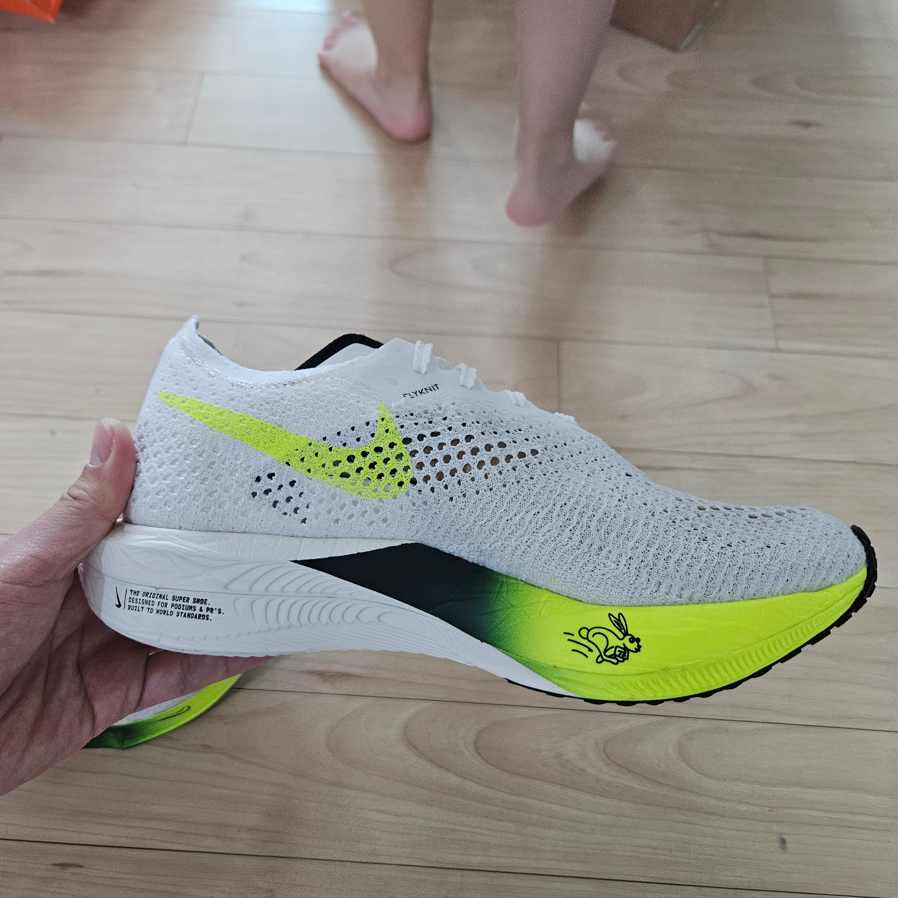 Nike ZoomX Vaporfly Next% 3 White Pro Green 착용 스타일 - 3