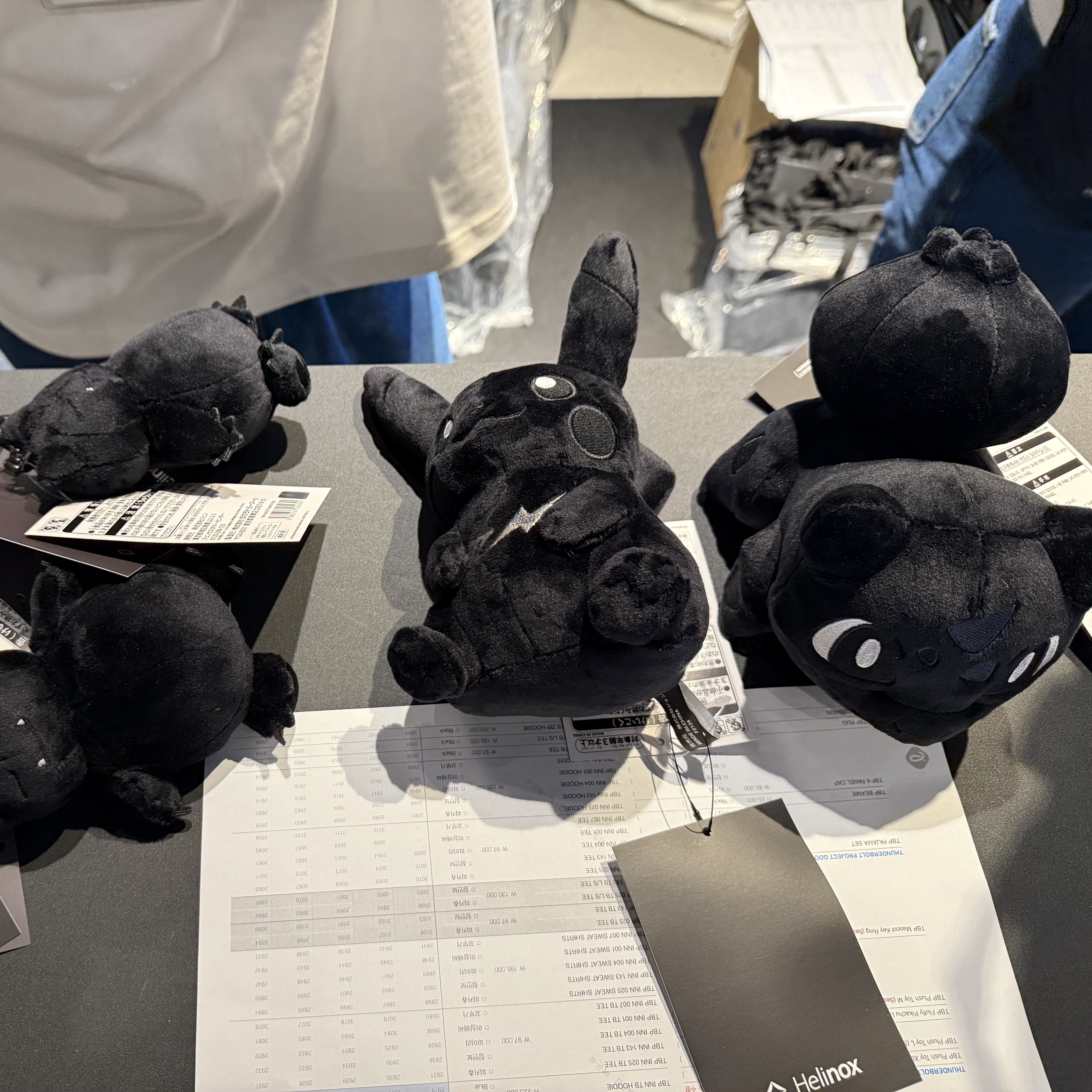 Fragment x Pokemon INN Thunderbolt Project TBP Plush Pikachu M Black, Fragment x Pokemon INN Thunderbolt Project TBP Mascot Key Ring Kabigon Black 착용 스타일 - 1