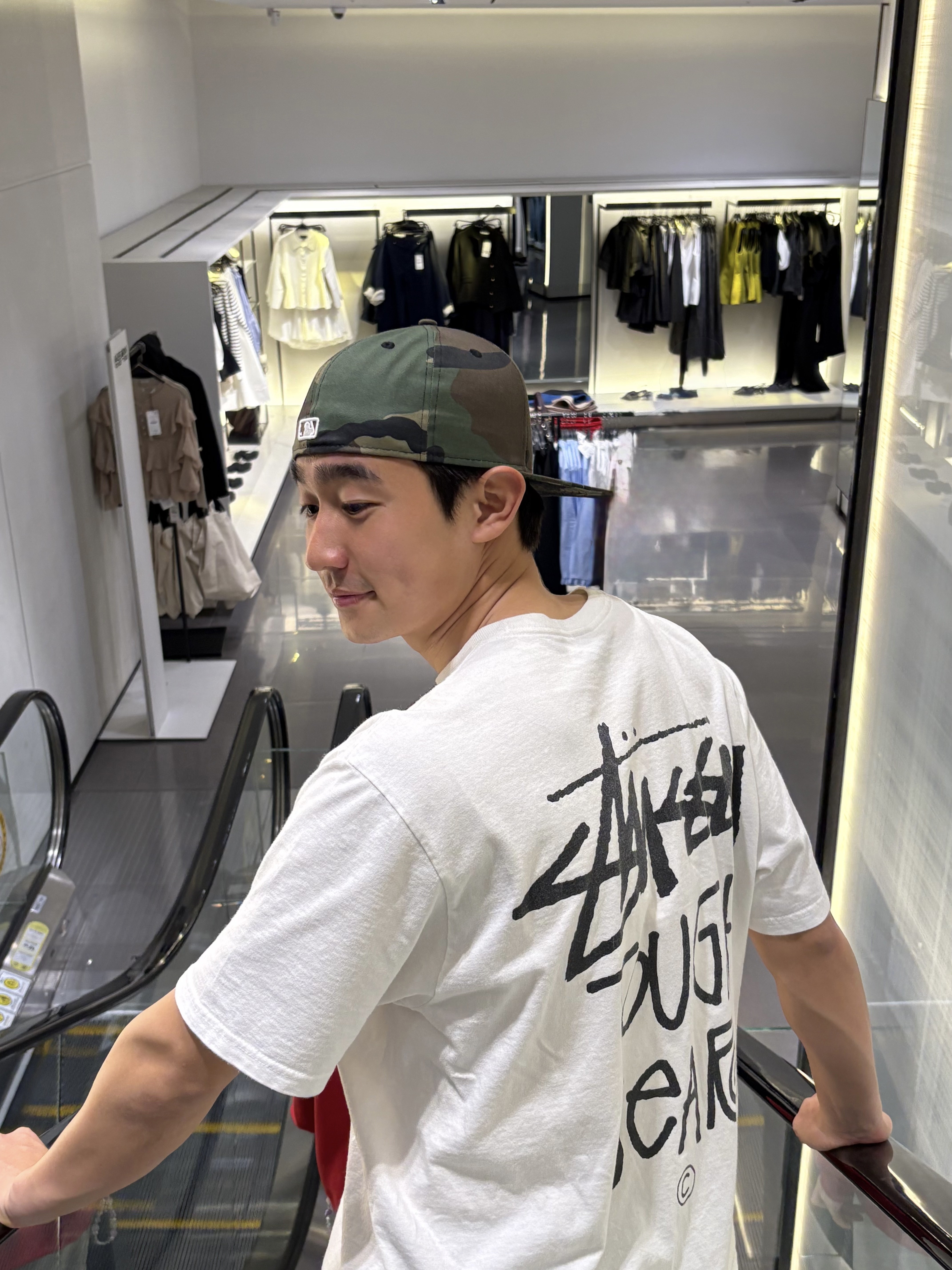 Stussy Tough Gear T-Shirt White 착용 스타일 - 2