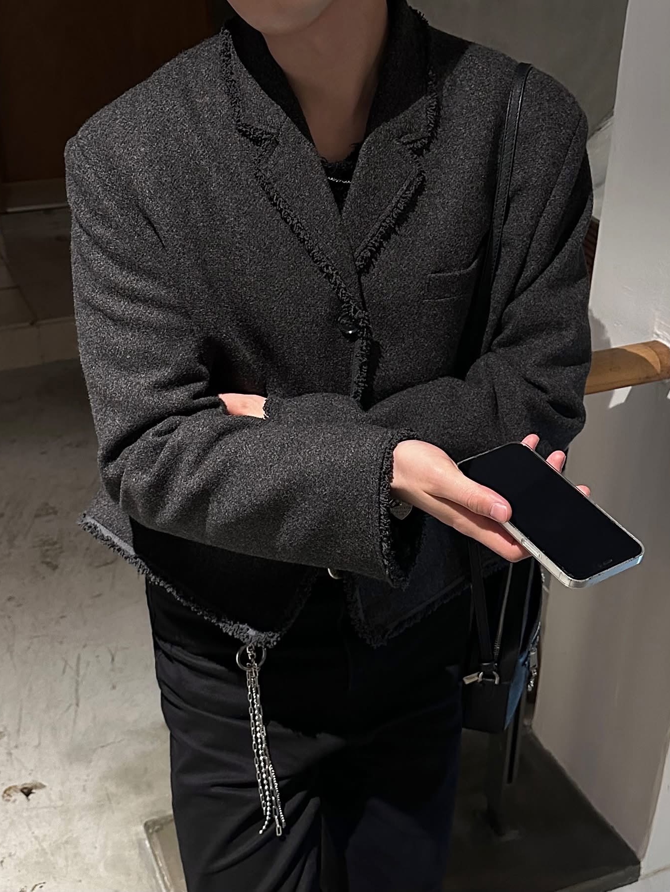 Jacquemus La Chaine Signature Logo Chain Necklace Silver, Michael Kors Jet Set Large Saffiano Leather Crossbody Bag Black 착용 스타일 - 2