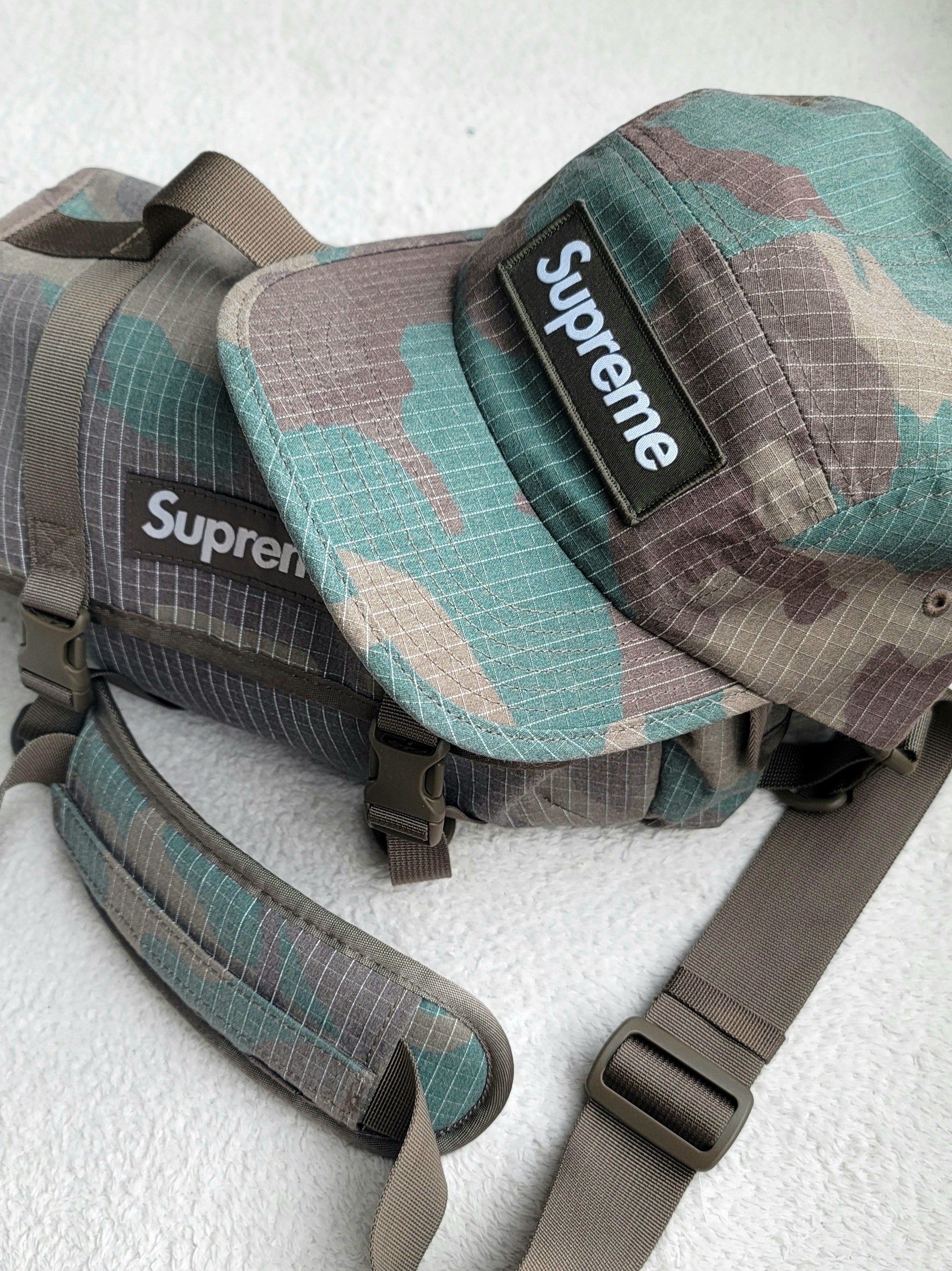 Supreme Mini Duffle Bag Woodland Camo - 24SS, Supreme Reflective Ripstop Camp Cap Woodland Camo - 24SS 착용 스타일 - 2