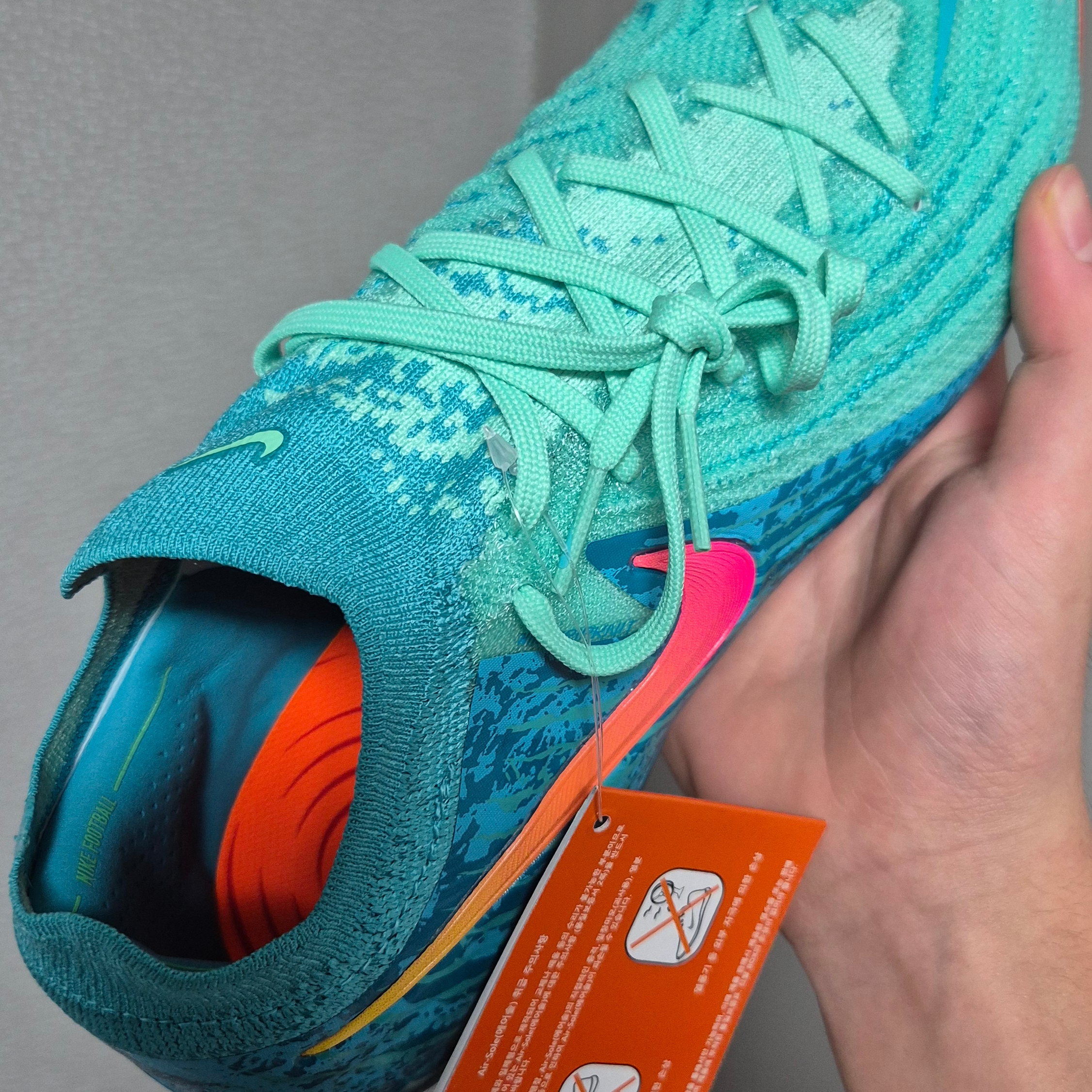 Nike Phantom GX 2 Elite LV8 FG Green Glow 착용 스타일 - 2