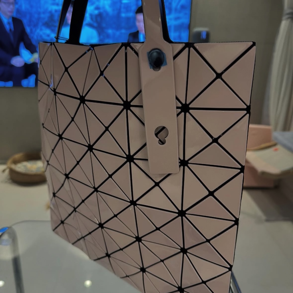 Bao Bao Issey Miyake Lucent W Tote Bag Pink Light Pink 착용 스타일 - 3