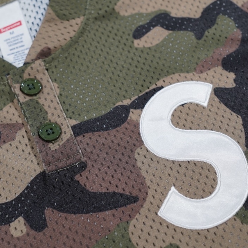 Supreme S Logo Baseball Henley Woodland Camo - 24FW 착용 스타일 - 2
